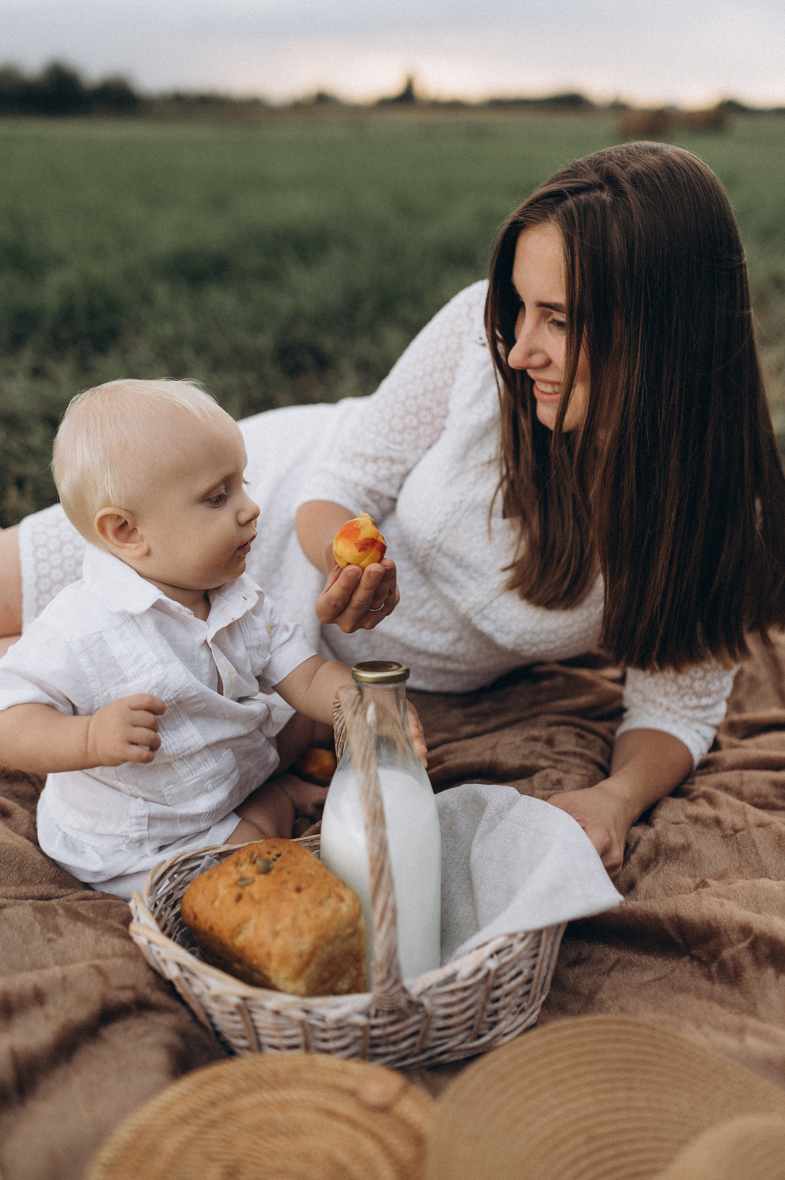 Семейная фотосессия в поле со стогами сена. Фотограф ПИТЕР СПБ Надежда Баранова