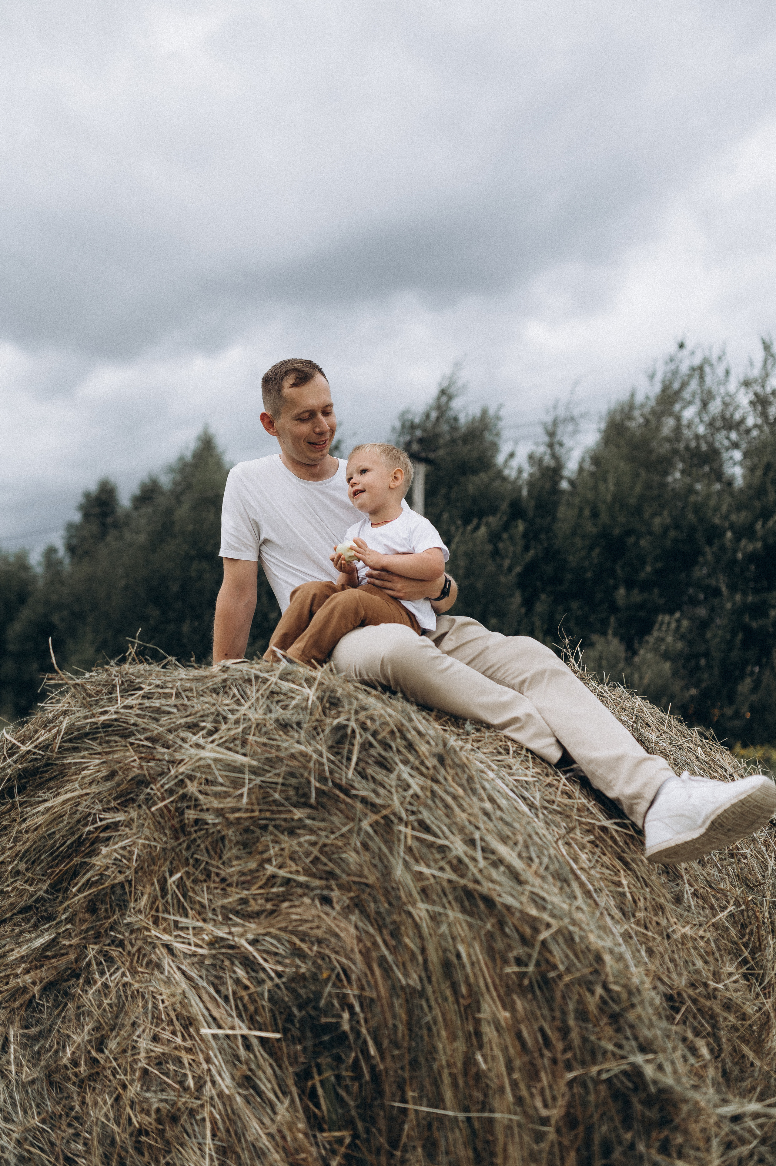 Семейная фотосессия в поле со стогами сена. Фотограф ПИТЕР СПБ Надежда Баранова