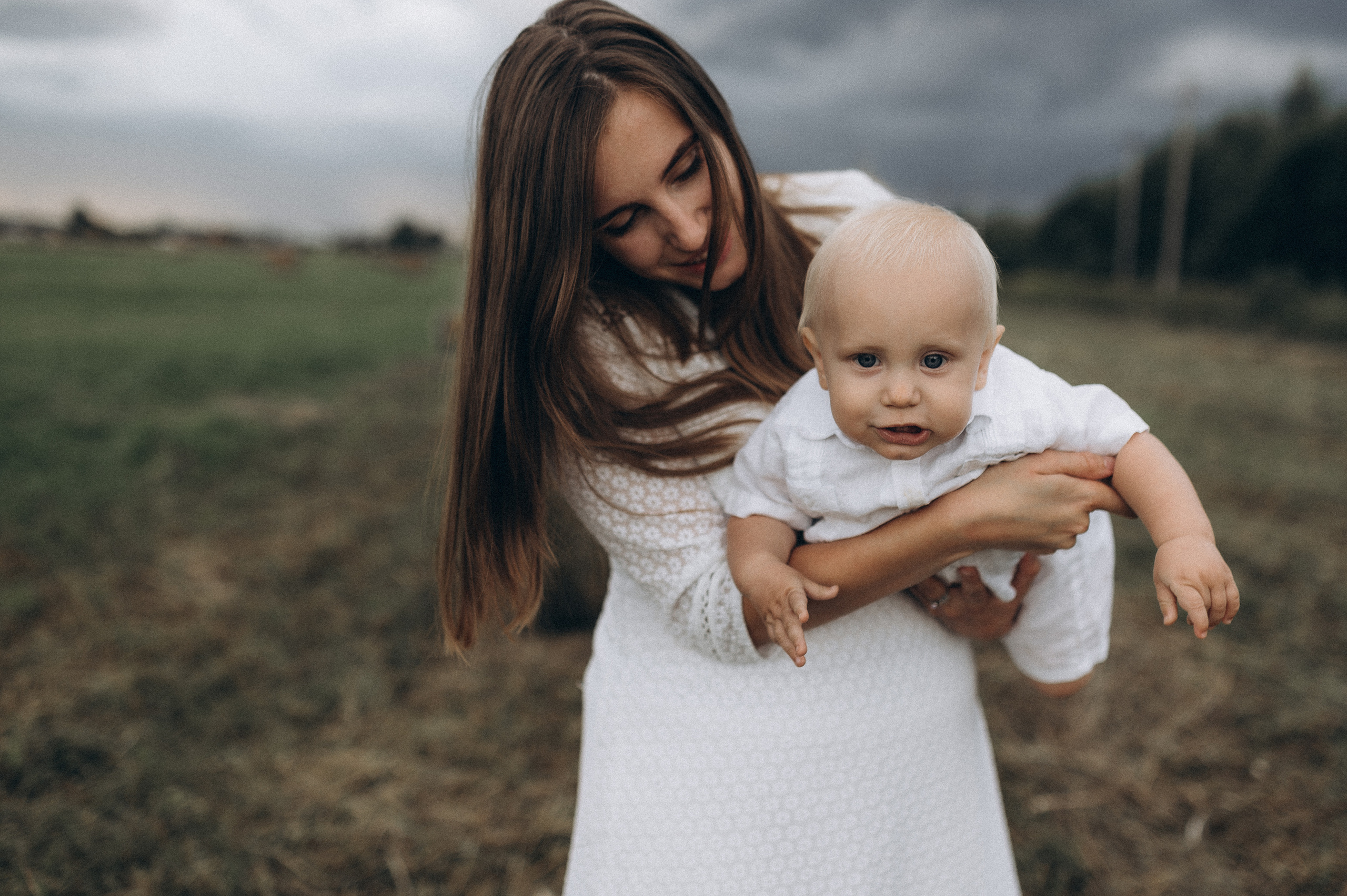 Семейная фотосессия в поле со стогами сена. Фотограф ПИТЕР СПБ Надежда Баранова