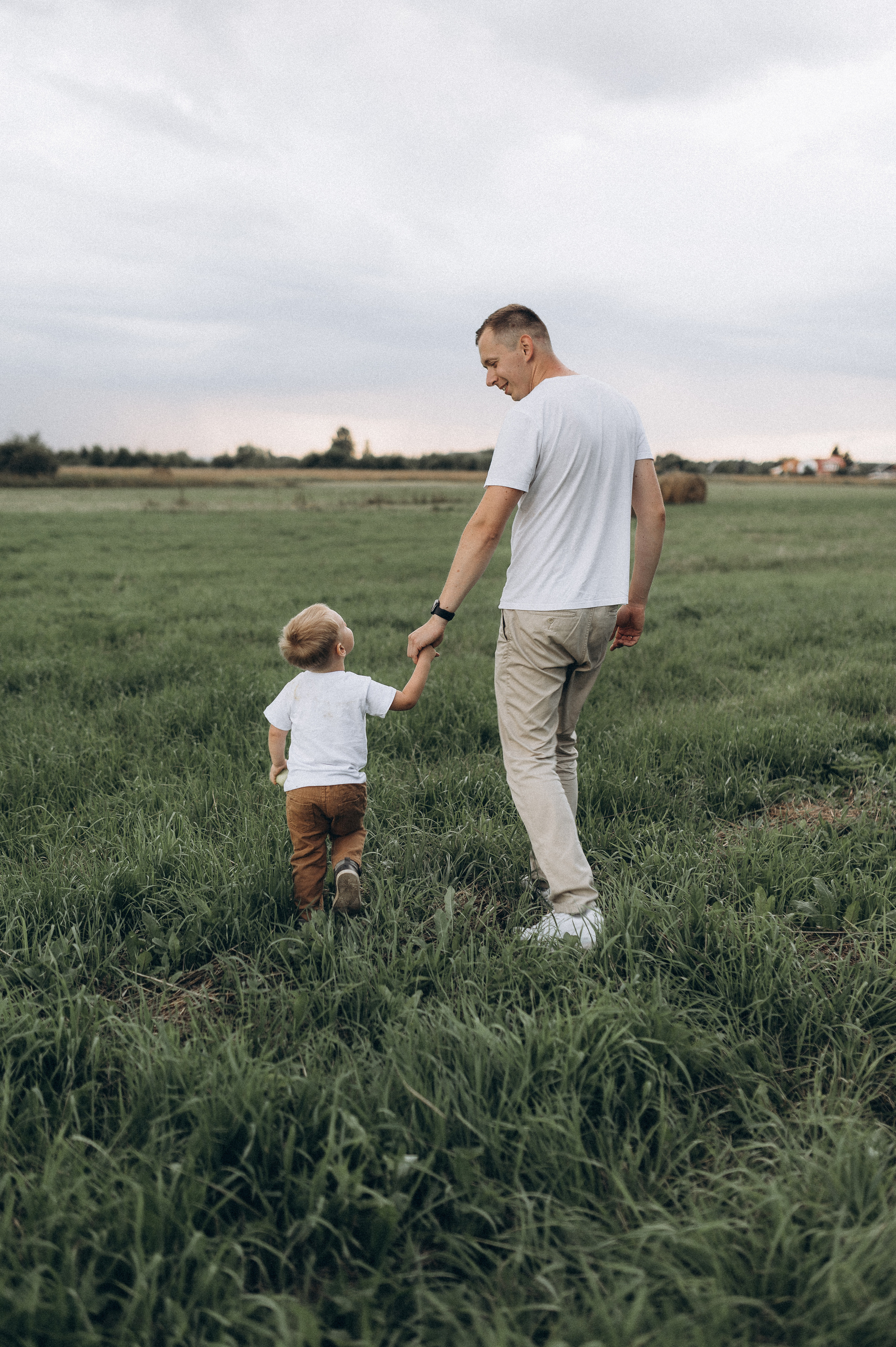 Семейная фотосессия в поле со стогами сена. Фотограф ПИТЕР СПБ Надежда Баранова