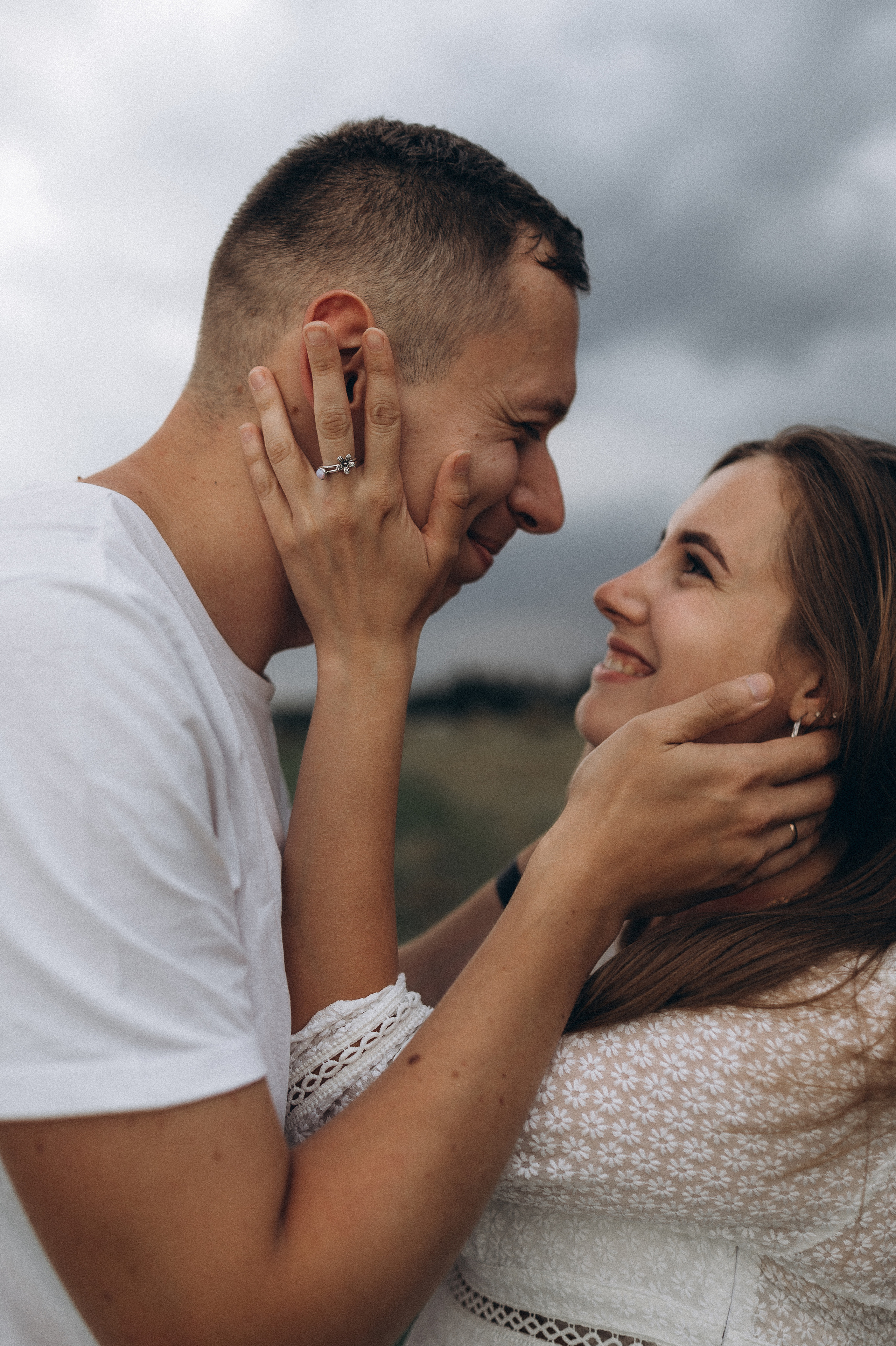 Семейная фотосессия в поле со стогами сена. Фотограф ПИТЕР СПБ Надежда Баранова