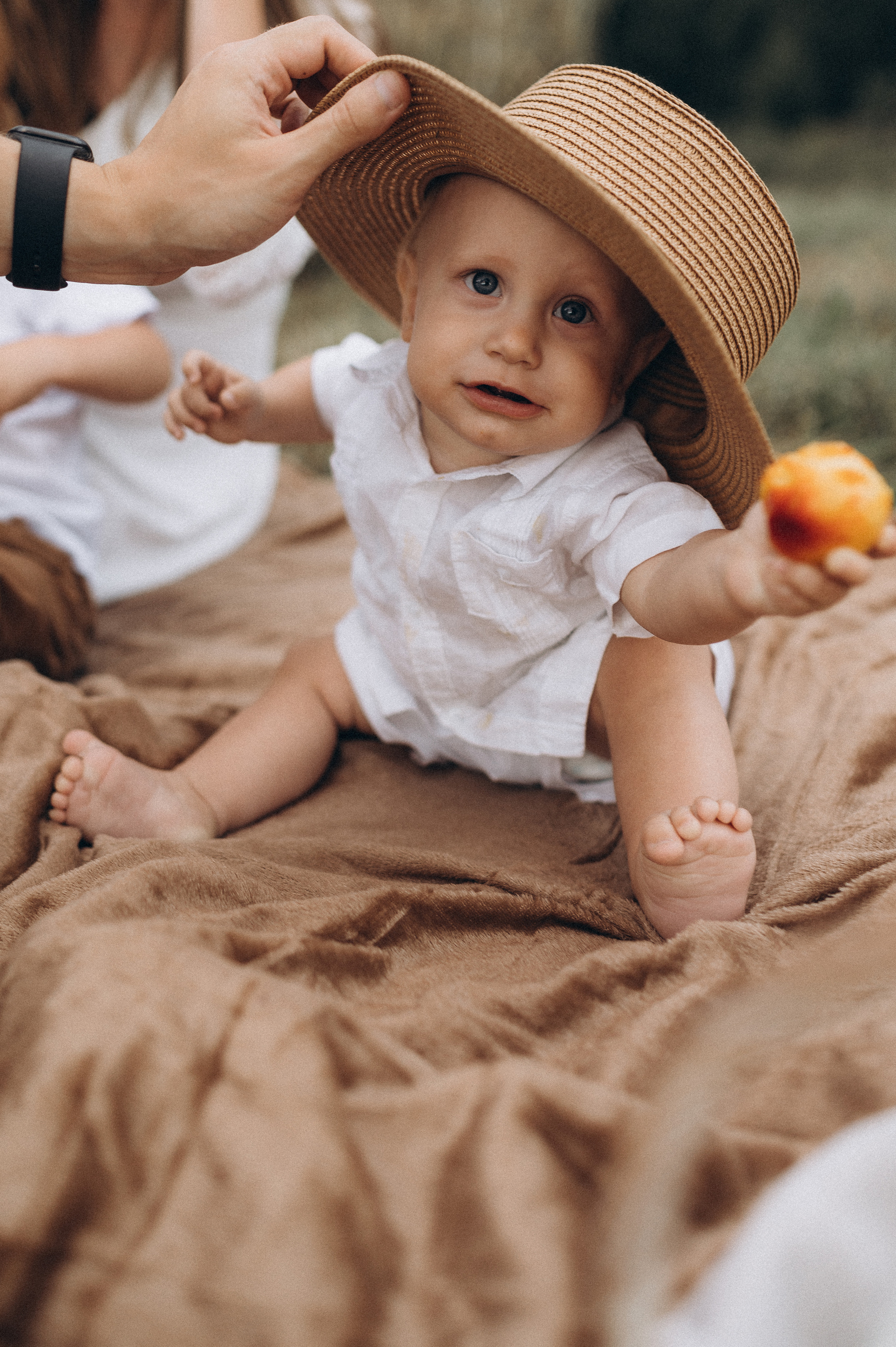 Семейная фотосессия в поле со стогами сена. Фотограф ПИТЕР СПБ Надежда Баранова