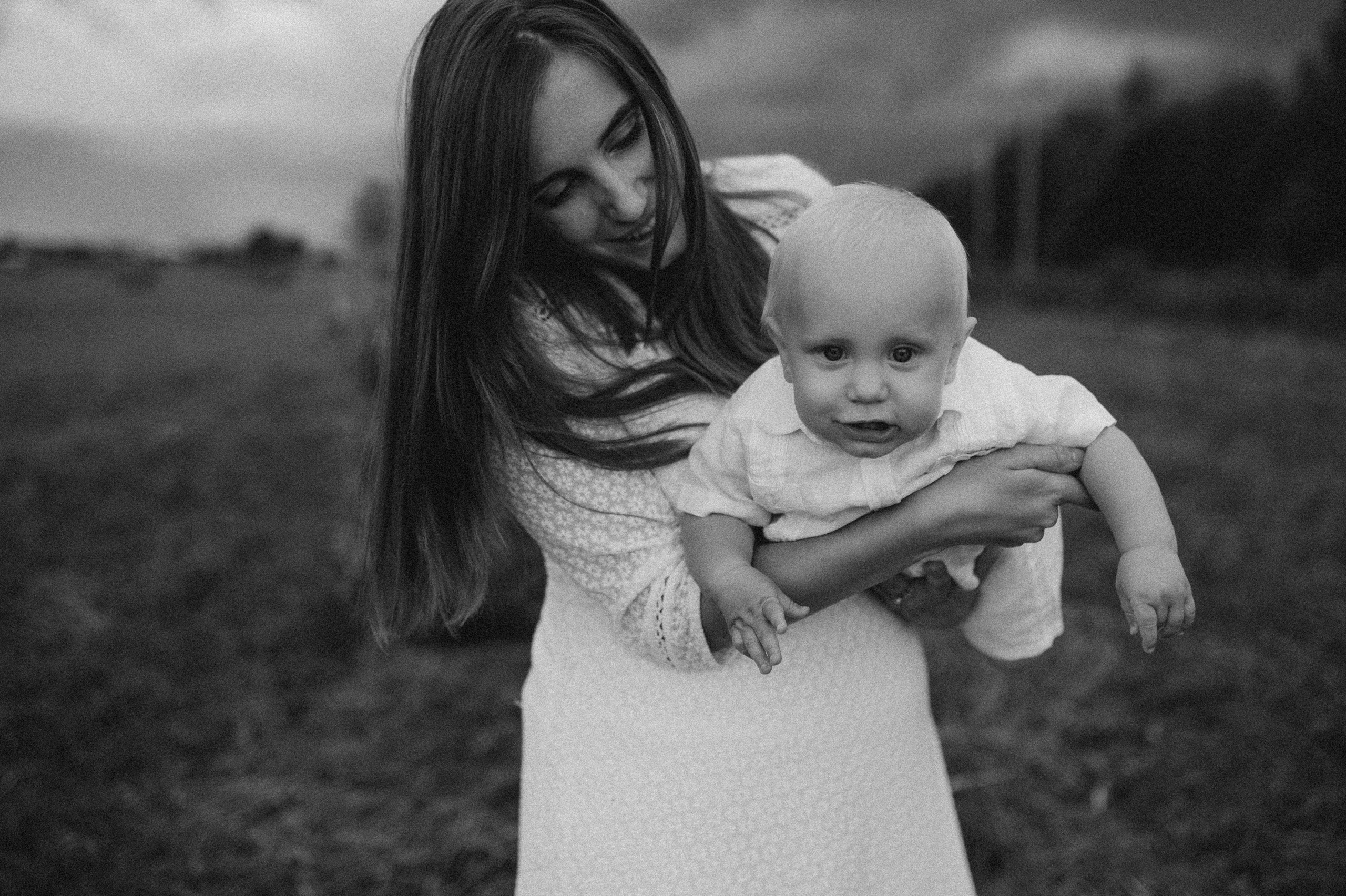 Семейная фотосессия в поле со стогами сена. Фотограф ПИТЕР СПБ Надежда Баранова