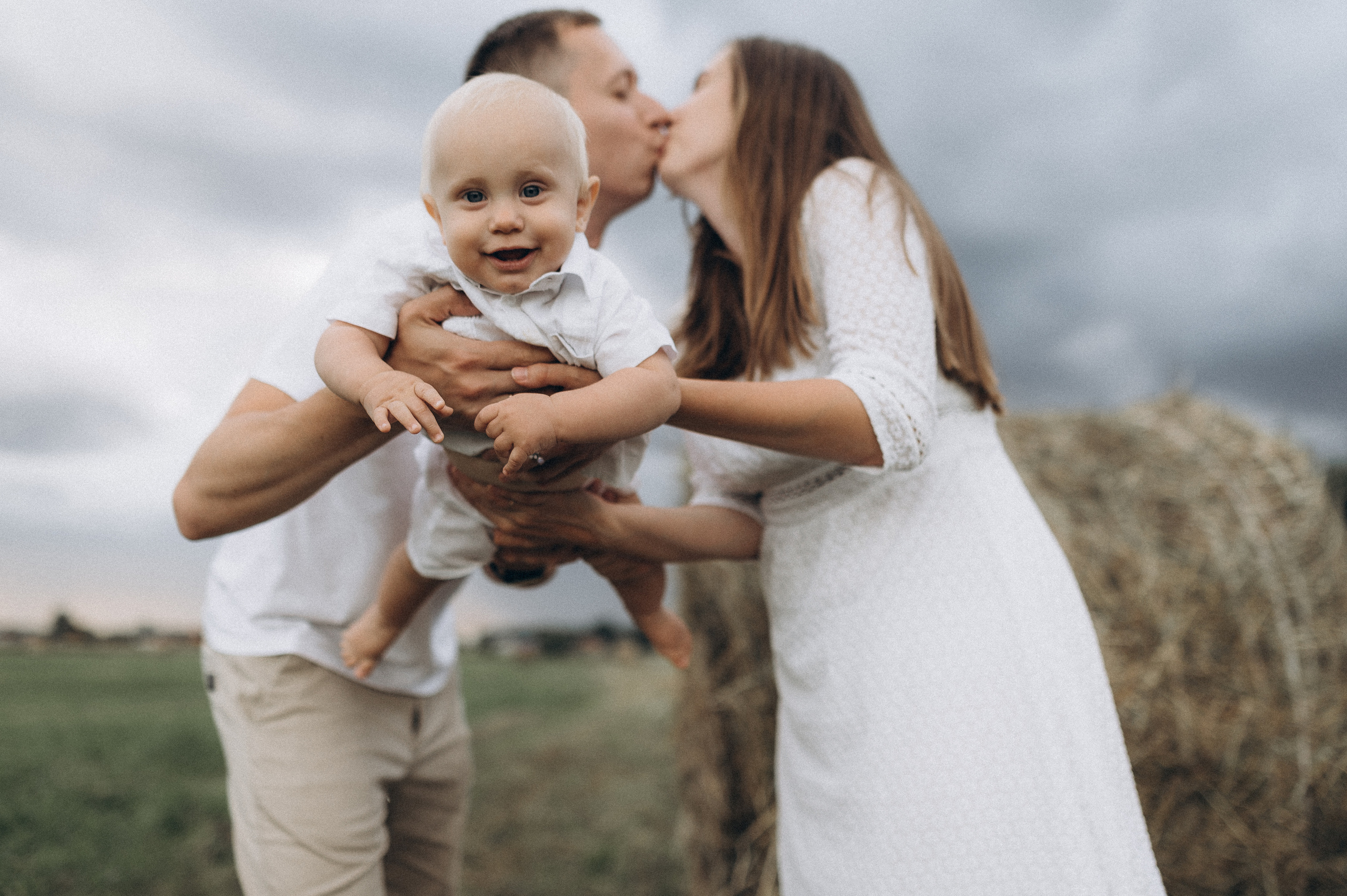 Семейная фотосессия в поле со стогами сена. Фотограф ПИТЕР СПБ Надежда Баранова
