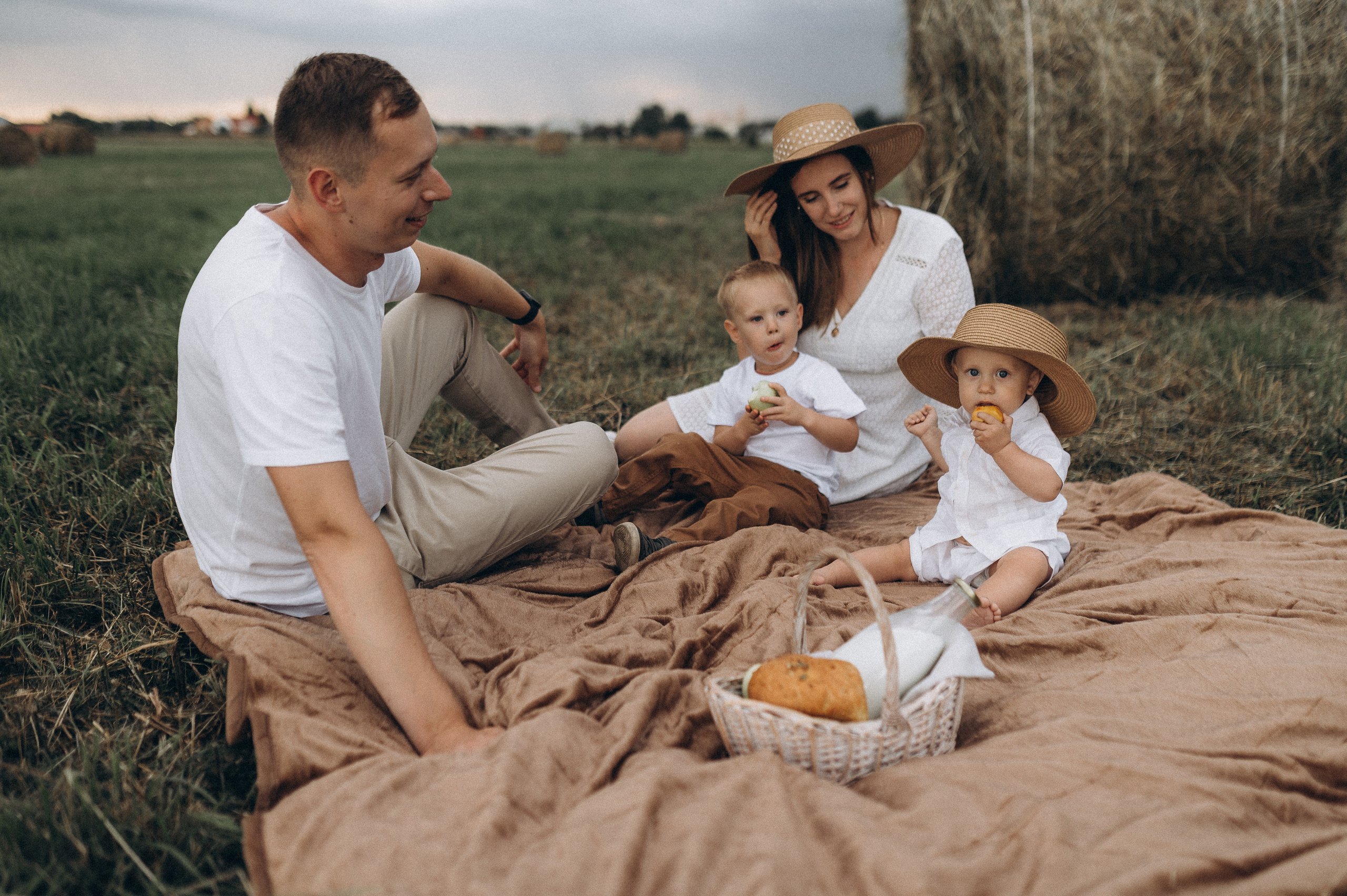 Семейная фотосессия в поле со стогами сена. Фотограф ПИТЕР СПБ Надежда Баранова