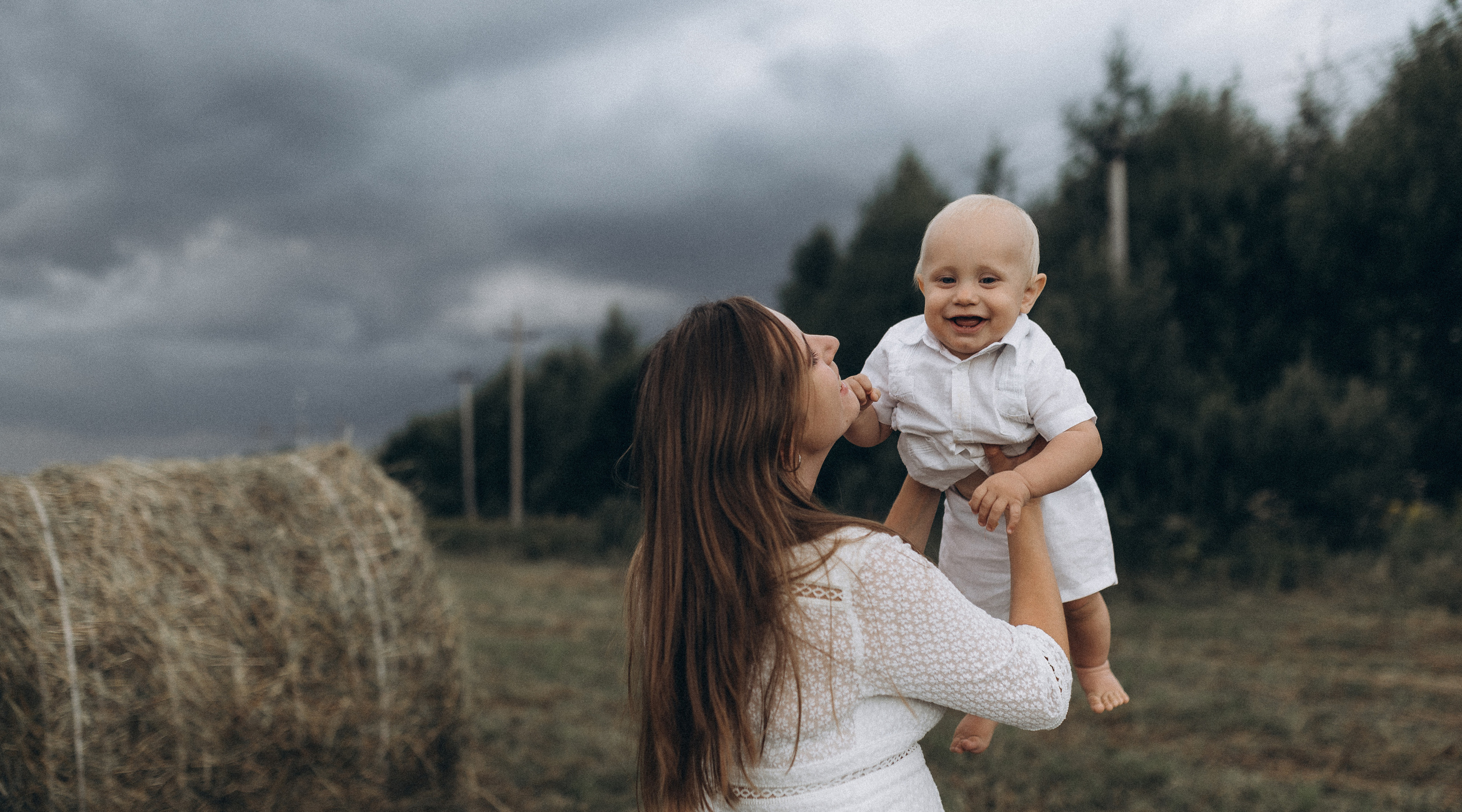 Семейная фотосессия в поле со стогами сена. Фотограф ПИТЕР СПБ Надежда Баранова