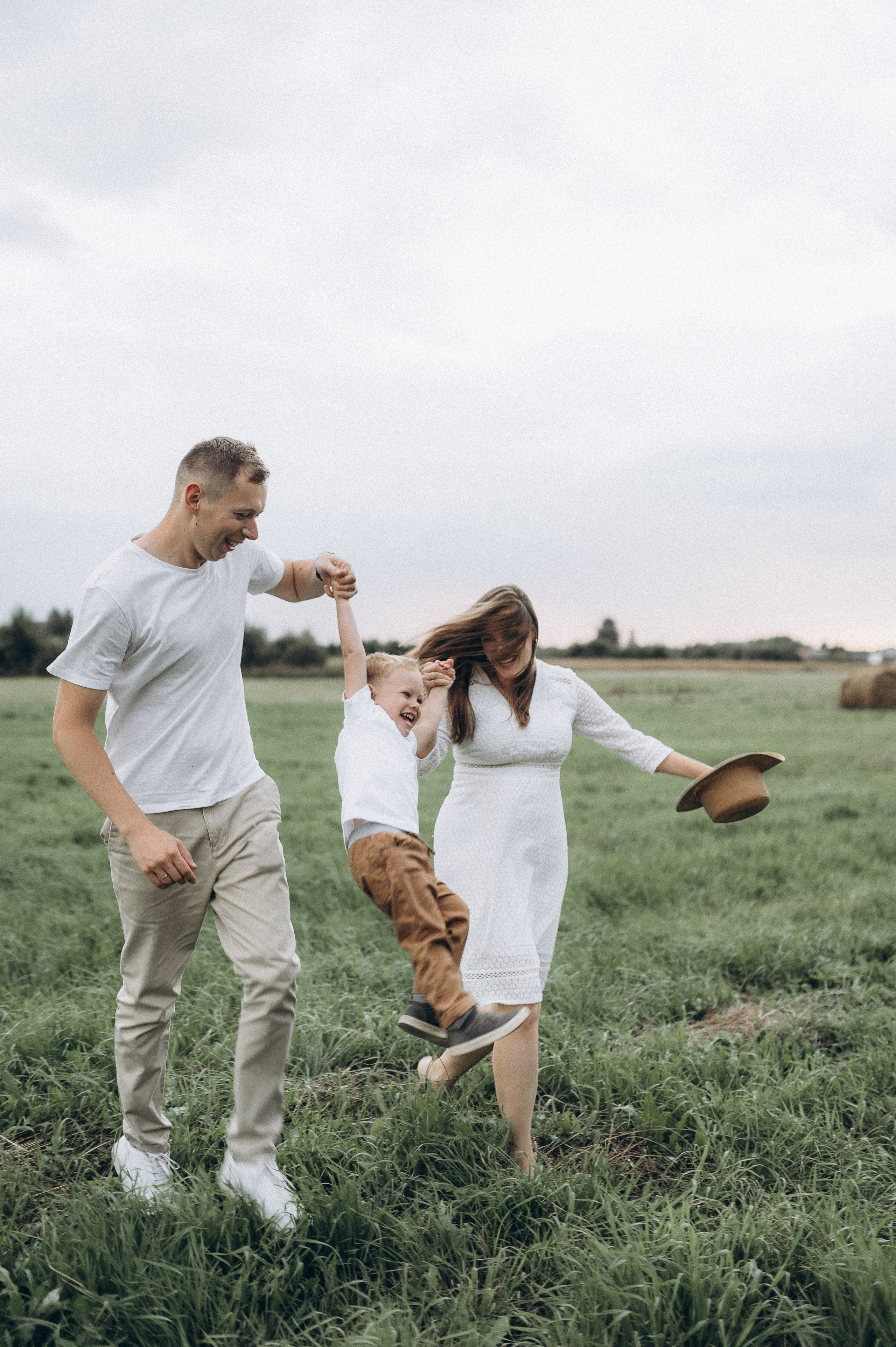 Семейная фотосессия в поле со стогами сена. Фотограф ПИТЕР СПБ Надежда Баранова