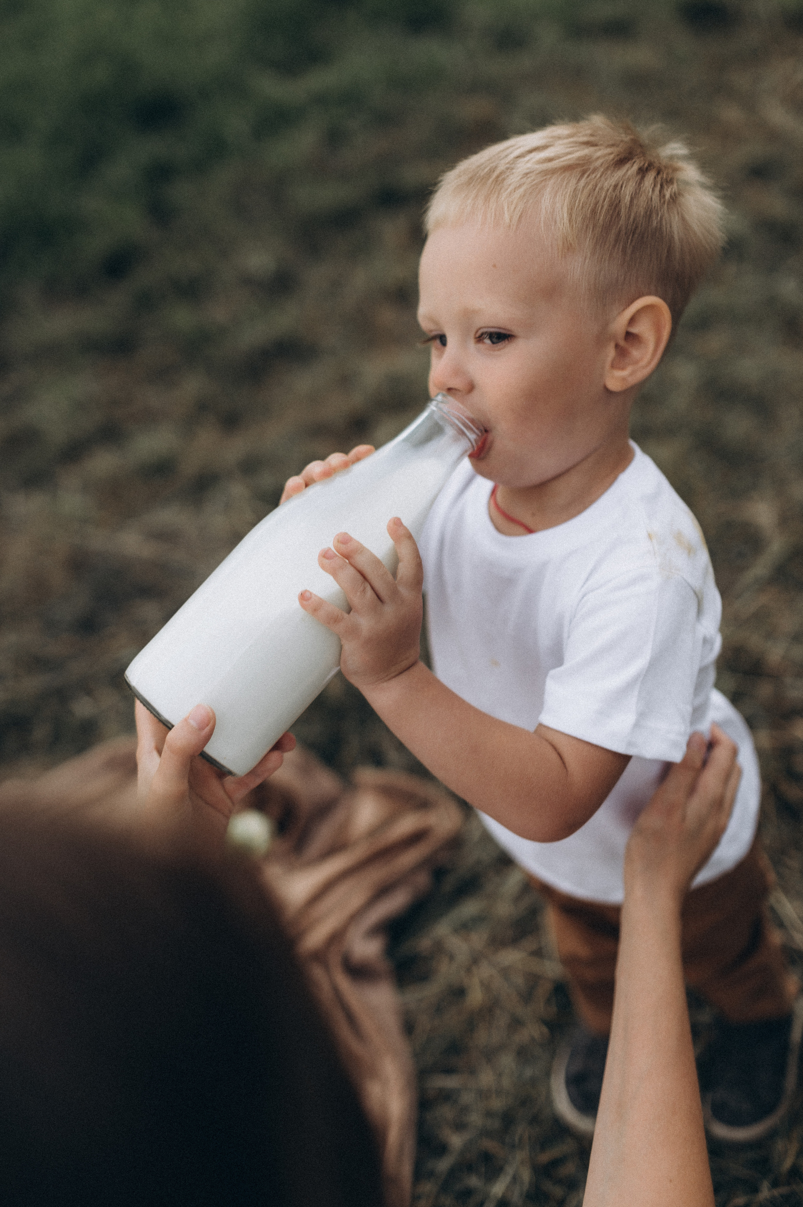 Семейная фотосессия в поле со стогами сена. Фотограф ПИТЕР СПБ Надежда Баранова
