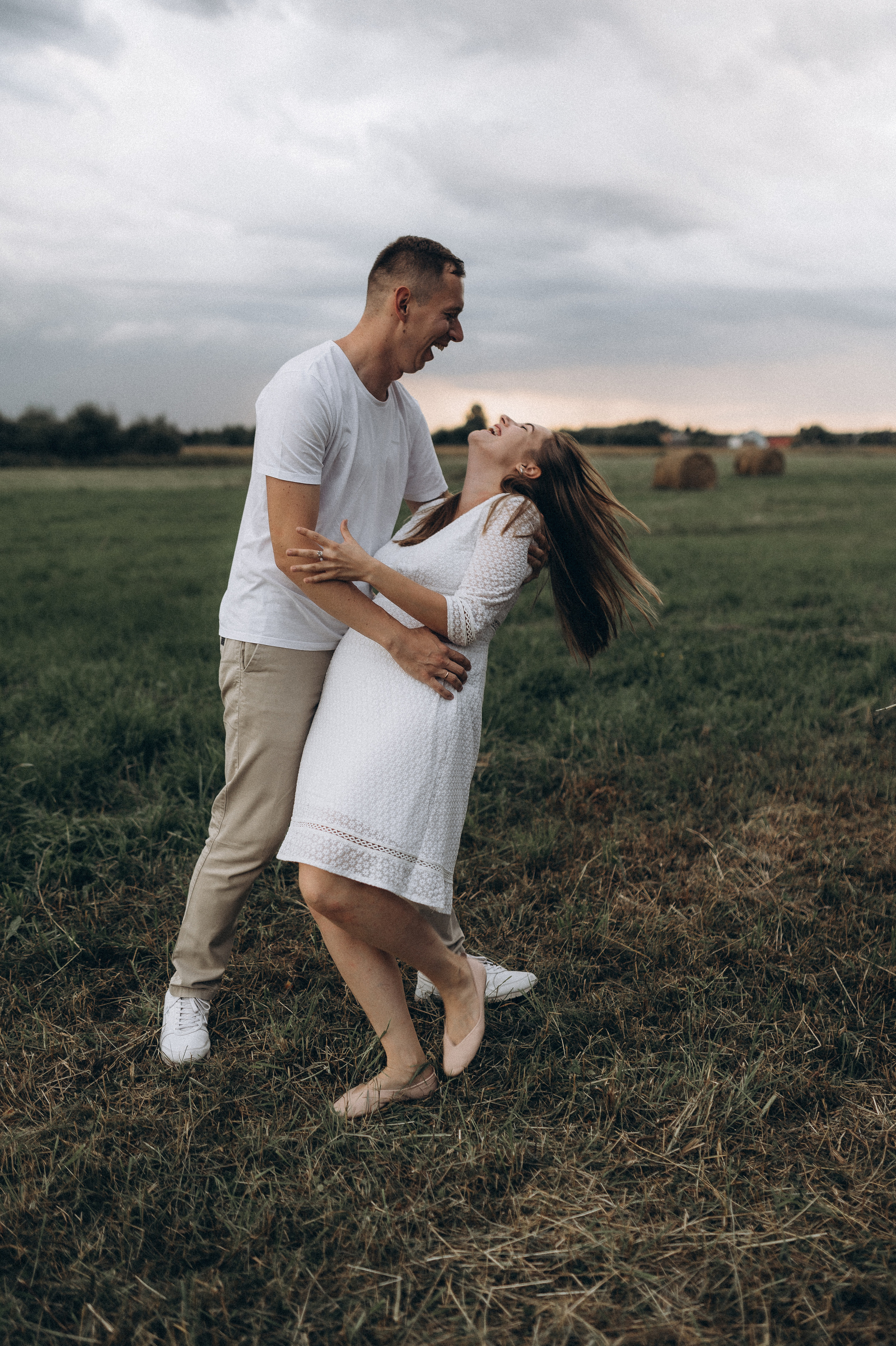 Семейная фотосессия в поле со стогами сена. Фотограф ПИТЕР СПБ Надежда Баранова