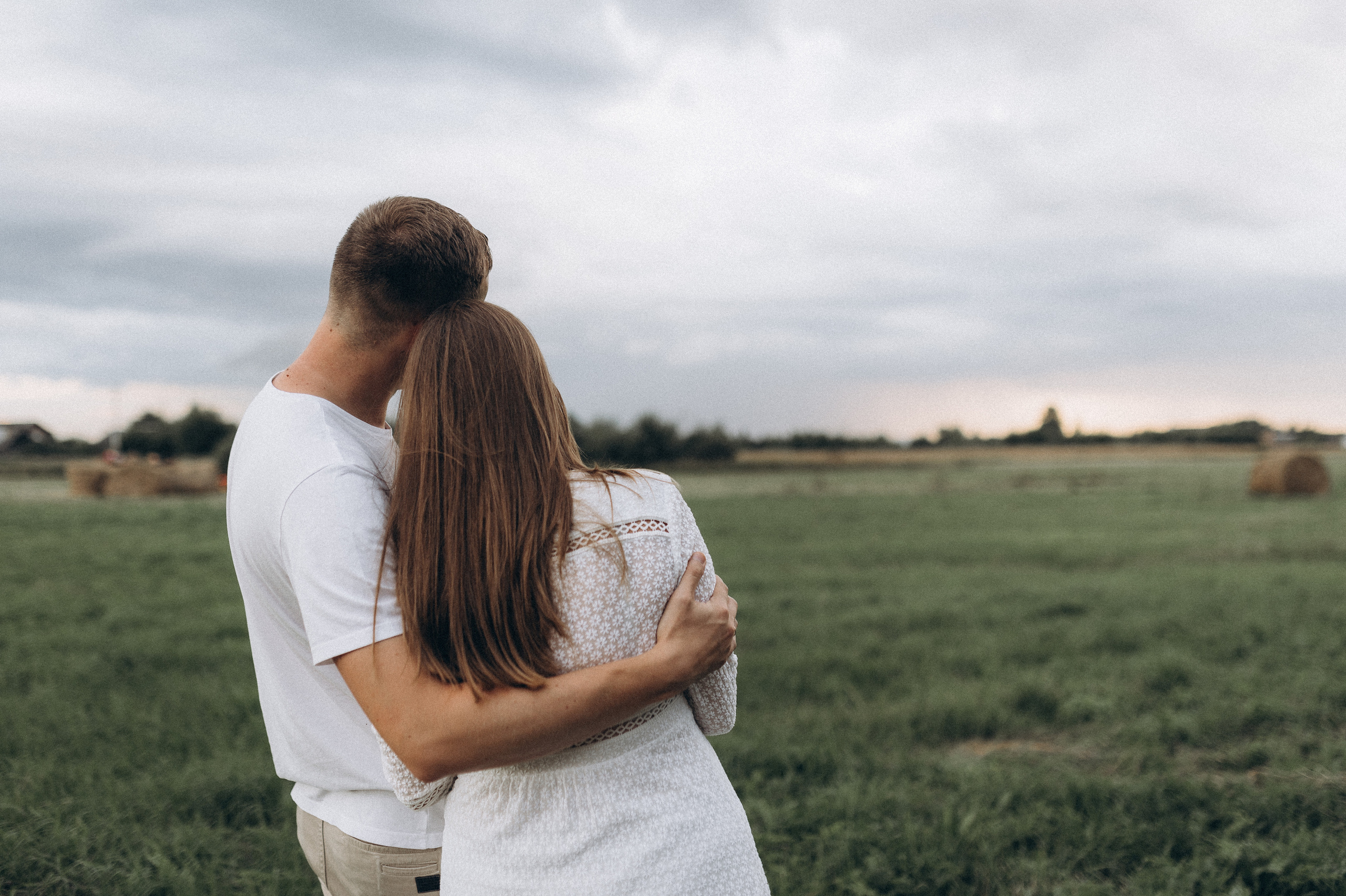 Семейная фотосессия в поле со стогами сена. Фотограф ПИТЕР СПБ Надежда Баранова