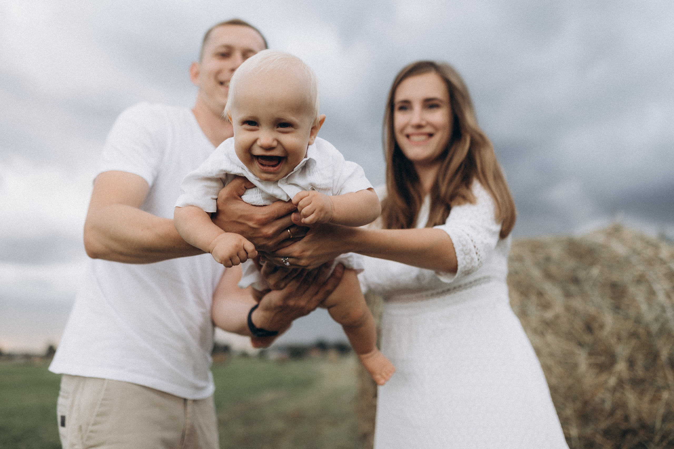 Семейная фотосессия в поле со стогами сена. Фотограф ПИТЕР СПБ Надежда Баранова