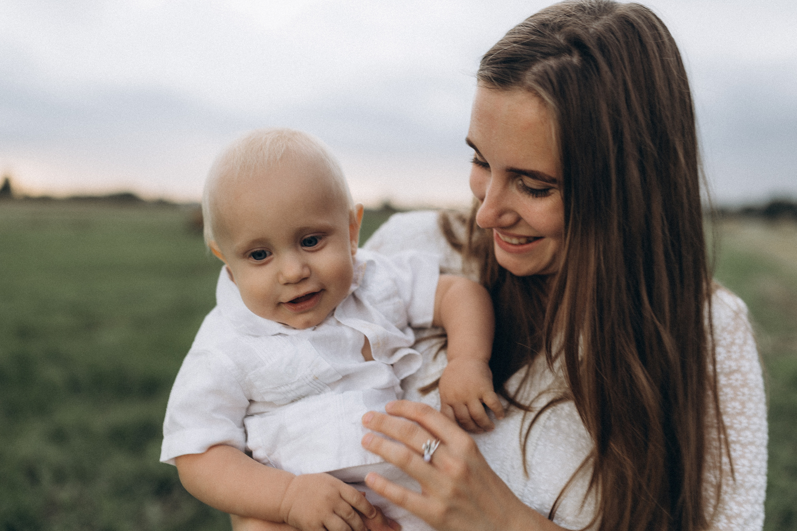 Семейная фотосессия в поле со стогами сена. Фотограф ПИТЕР СПБ Надежда Баранова