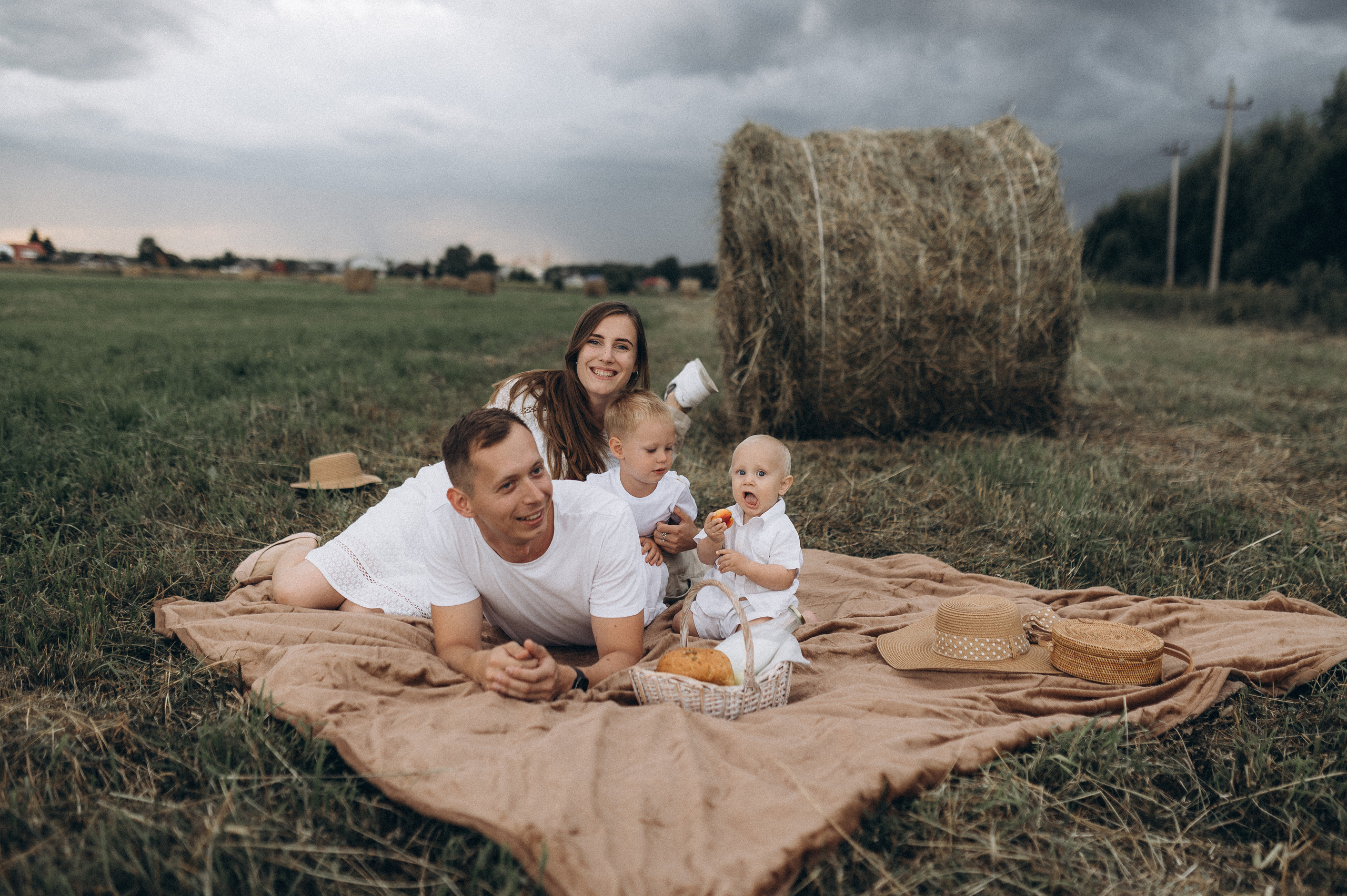 Семейная фотосессия в поле со стогами сена. Фотограф ПИТЕР СПБ Надежда Баранова