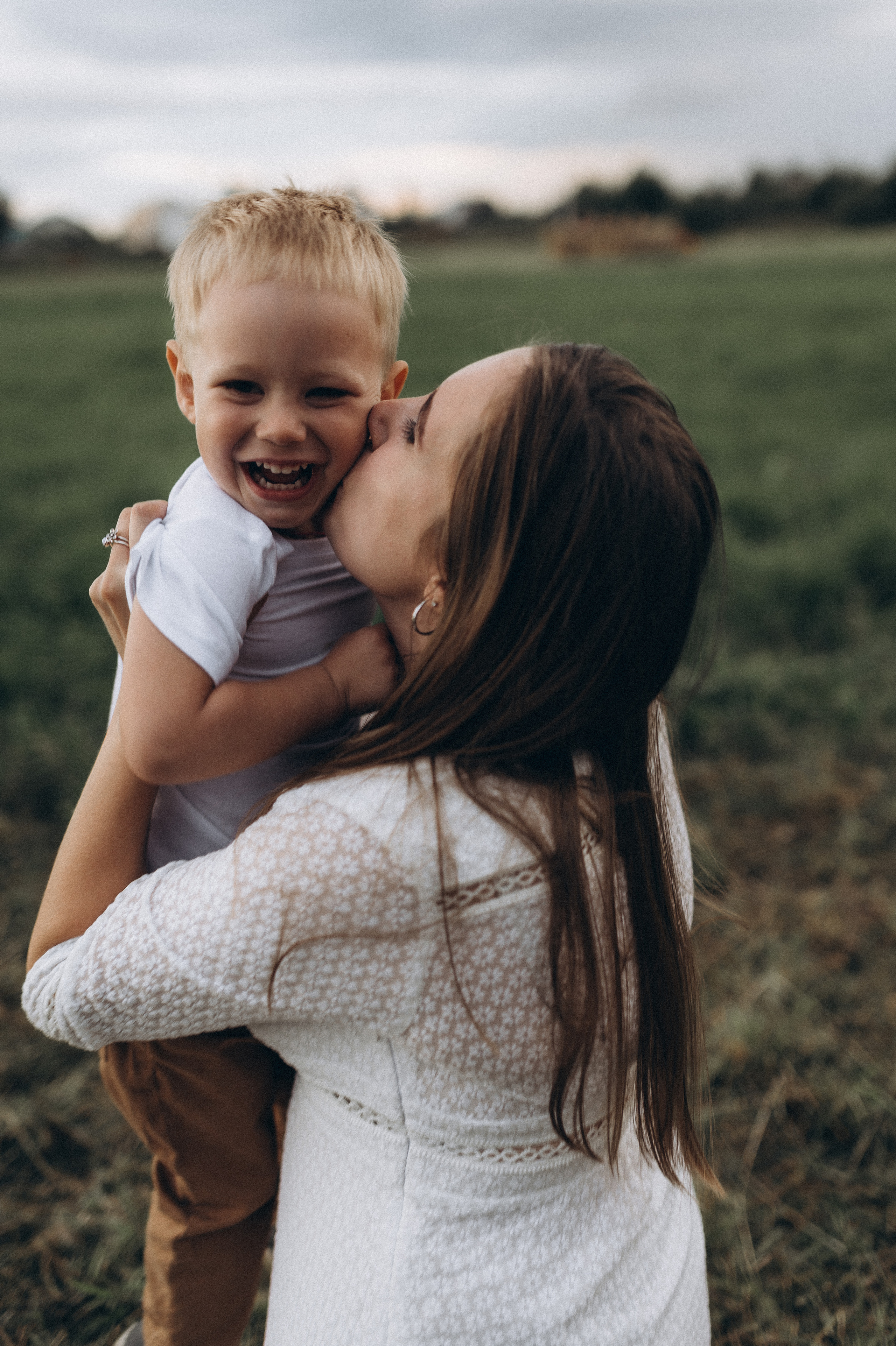 Семейная фотосессия в поле со стогами сена. Фотограф ПИТЕР СПБ Надежда Баранова