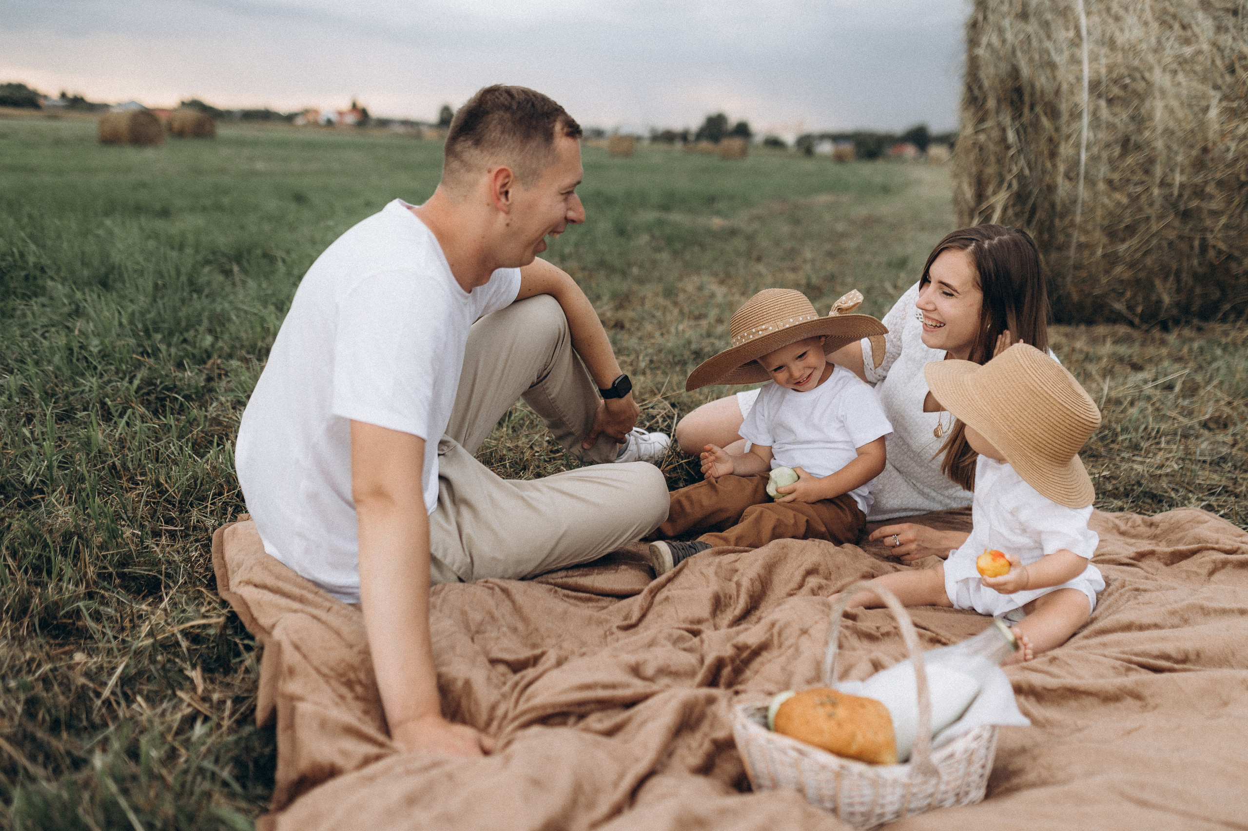 Семейная фотосессия в поле со стогами сена. Фотограф ПИТЕР СПБ Надежда Баранова