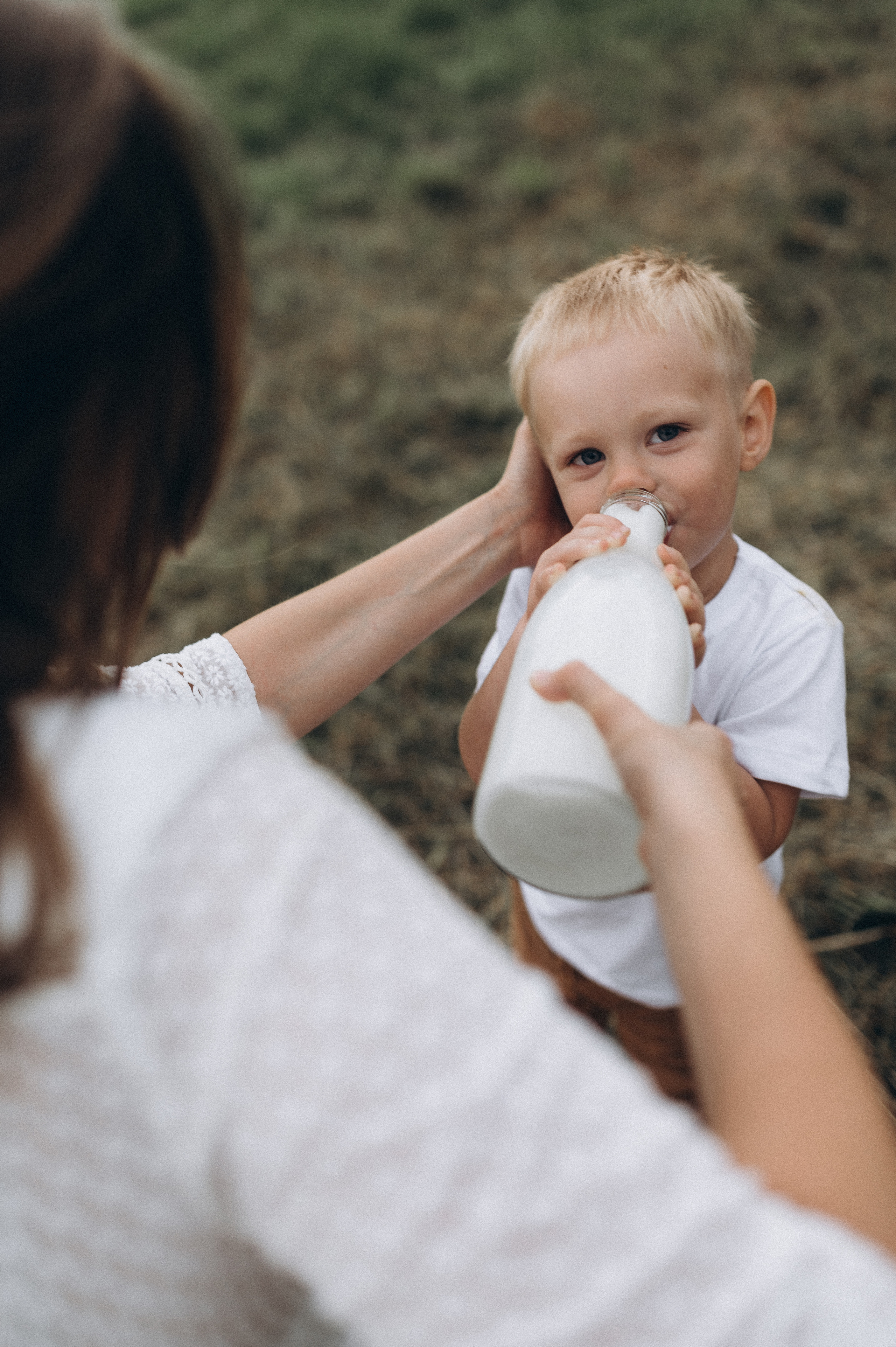 Семейная фотосессия в поле со стогами сена. Фотограф ПИТЕР СПБ Надежда Баранова