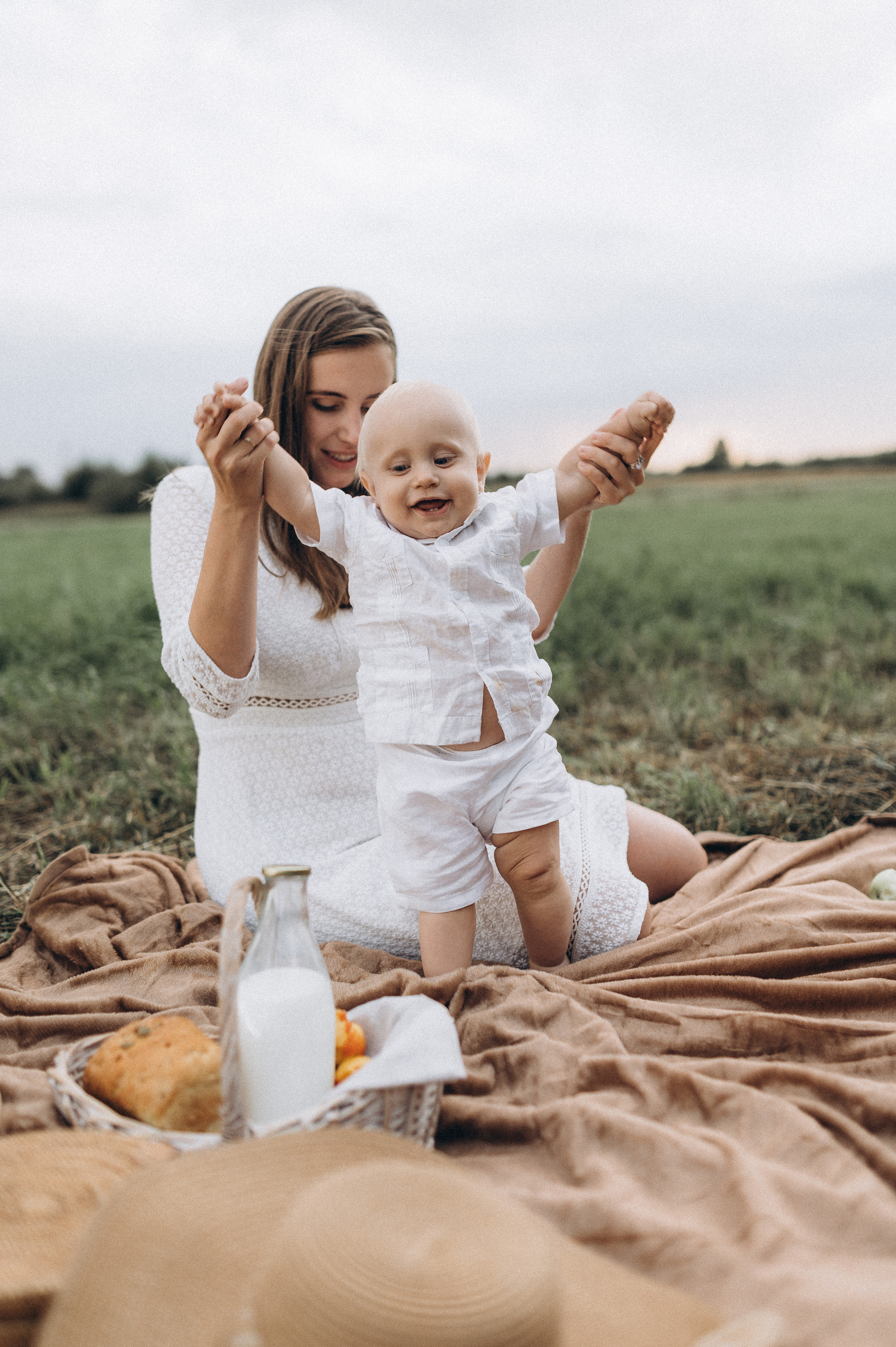 Семейная фотосессия в поле со стогами сена. Фотограф ПИТЕР СПБ Надежда Баранова