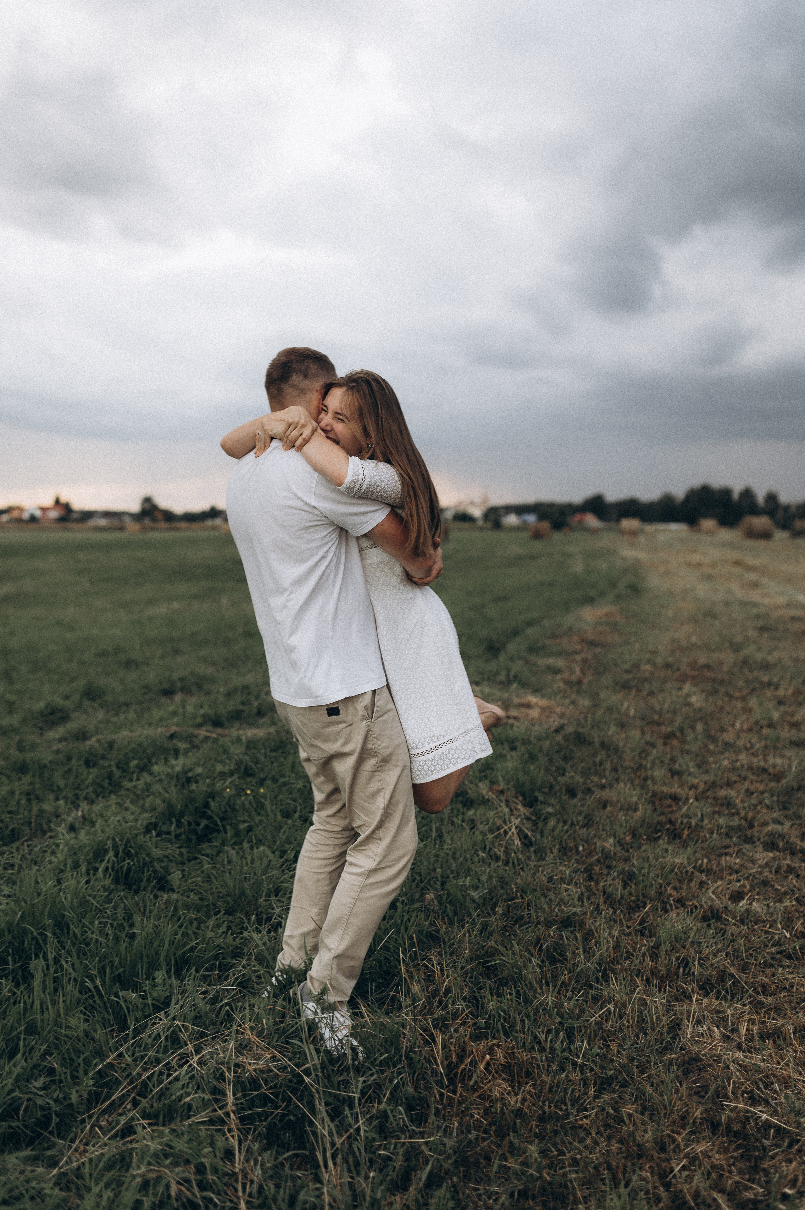 Семейная фотосессия в поле со стогами сена. Фотограф ПИТЕР СПБ Надежда Баранова
