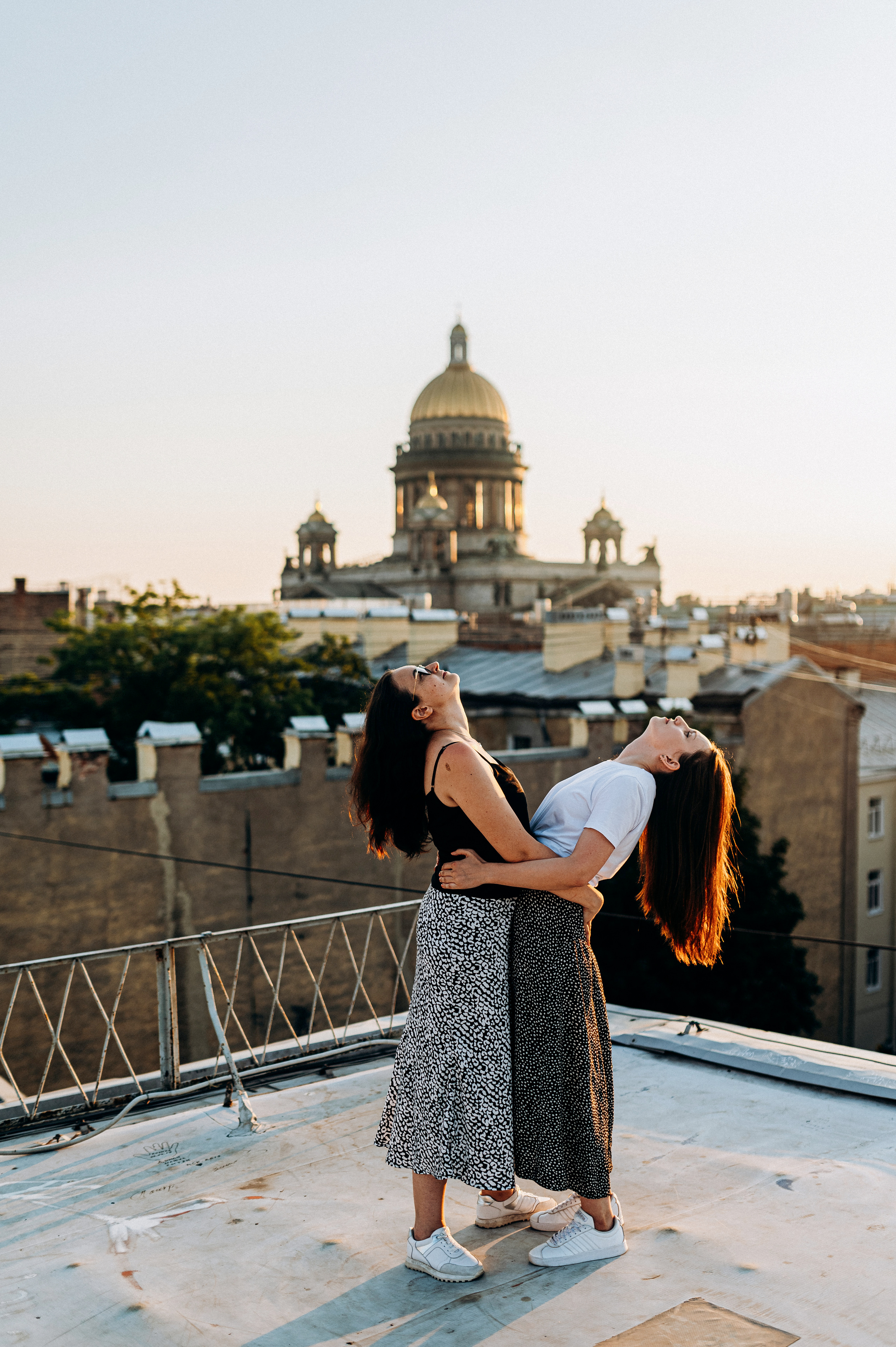 Две подруги крыша СПБ (Таня+Таня). Фотограф ПИТЕР СПБ Надежда Баранова
