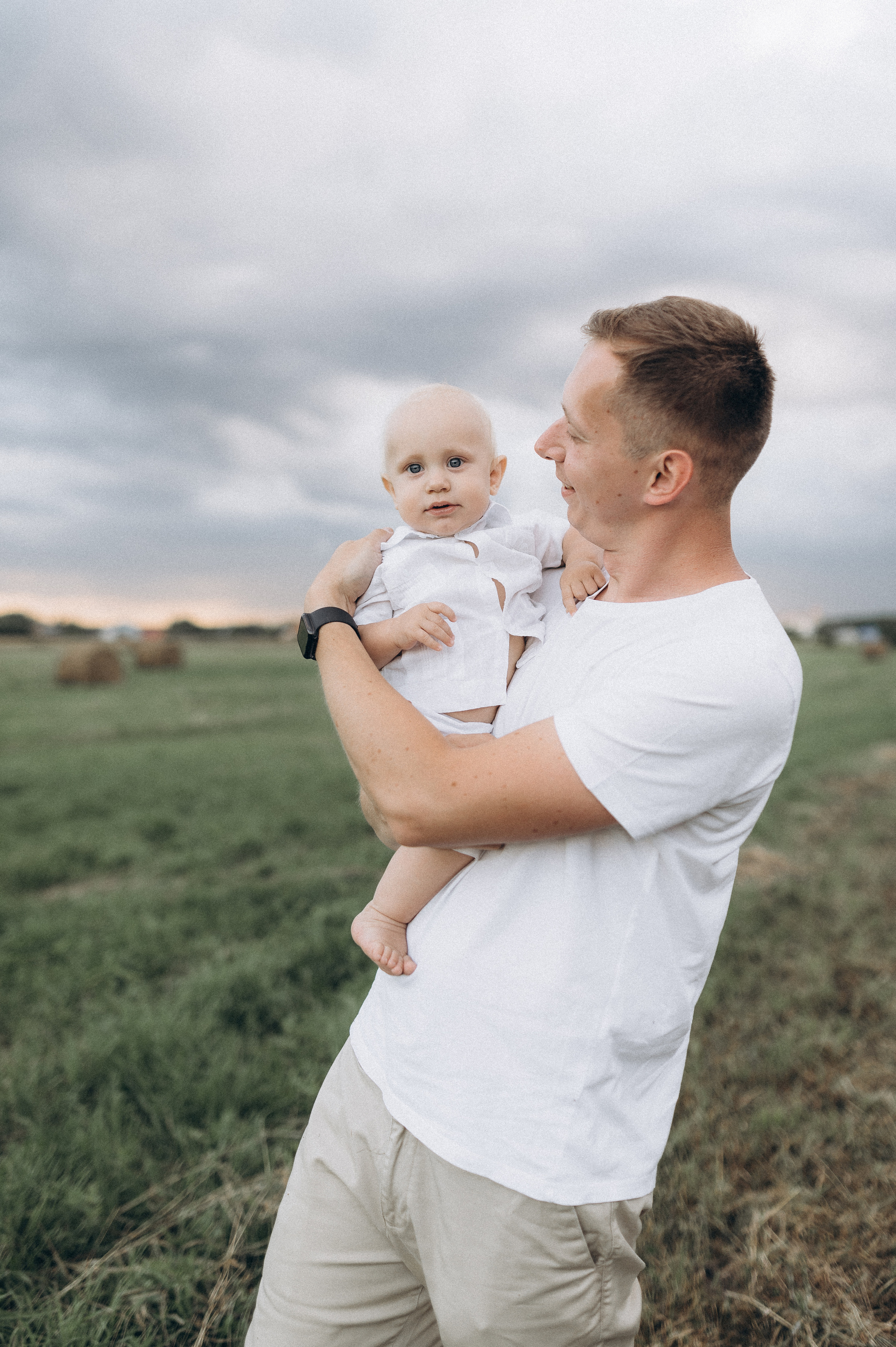 Семейная фотосессия в поле со стогами сена. Фотограф ПИТЕР СПБ Надежда Баранова
