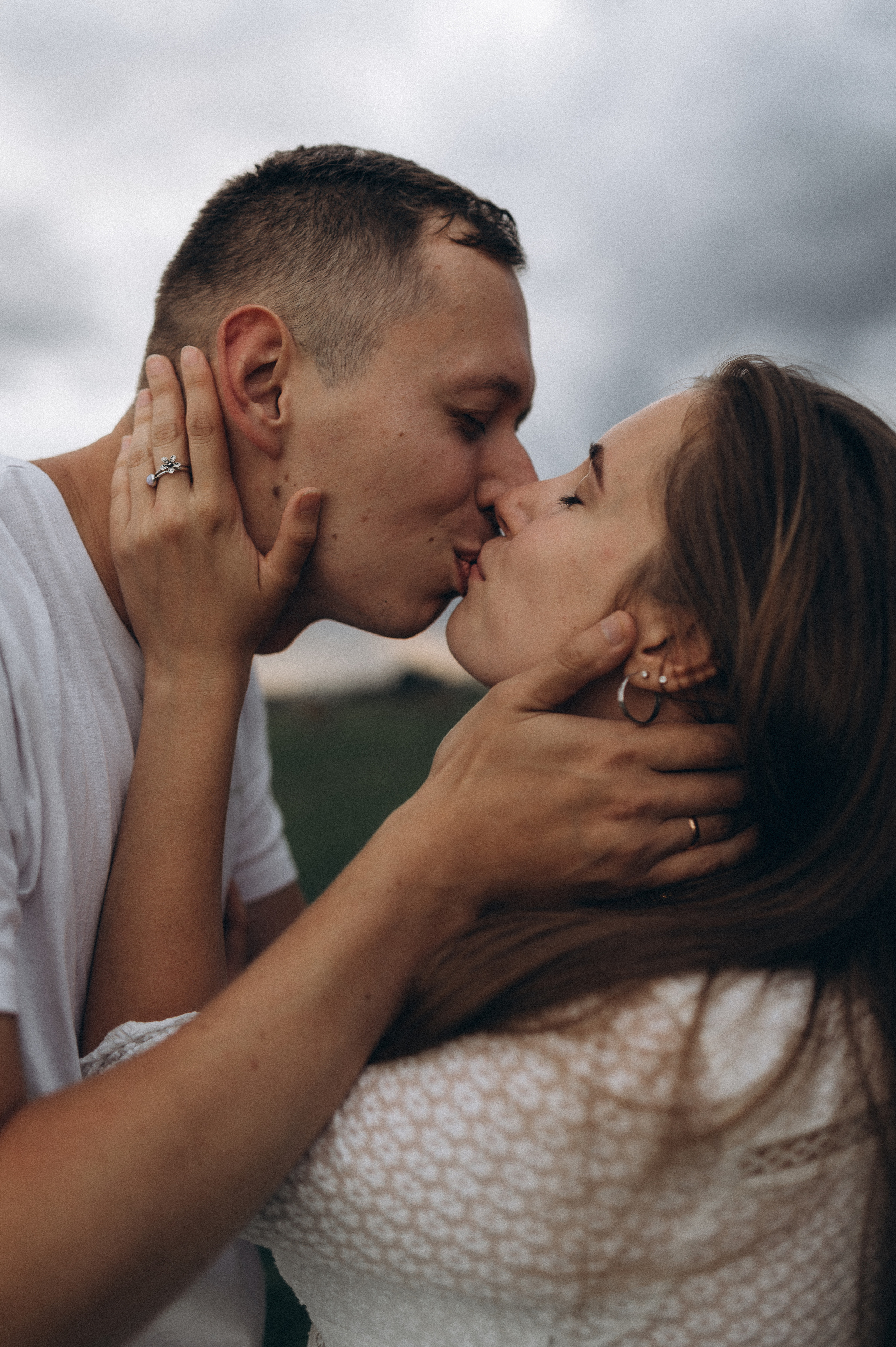 Семейная фотосессия в поле со стогами сена. Фотограф ПИТЕР СПБ Надежда Баранова