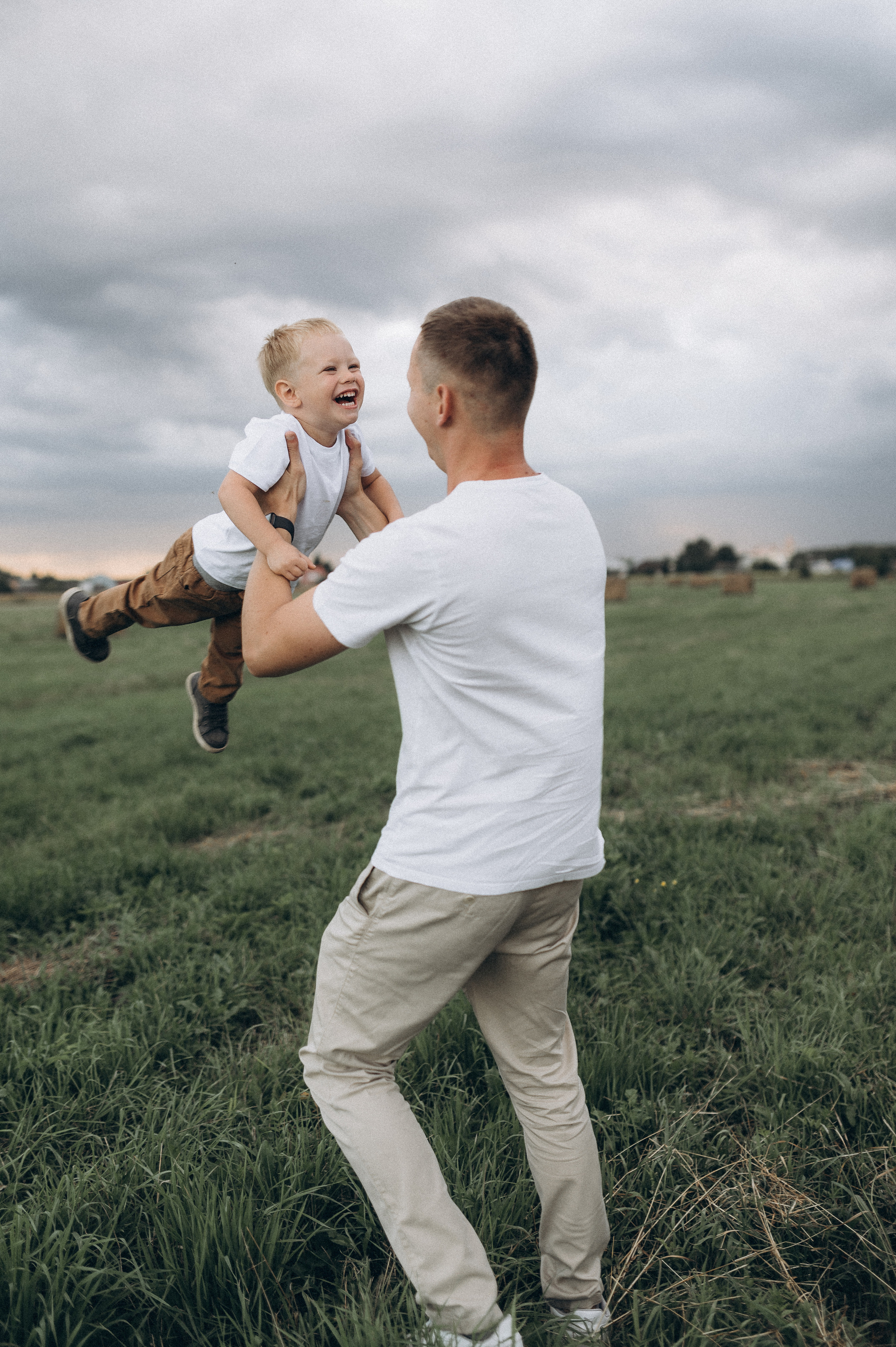 Семейная фотосессия в поле со стогами сена. Фотограф ПИТЕР СПБ Надежда Баранова
