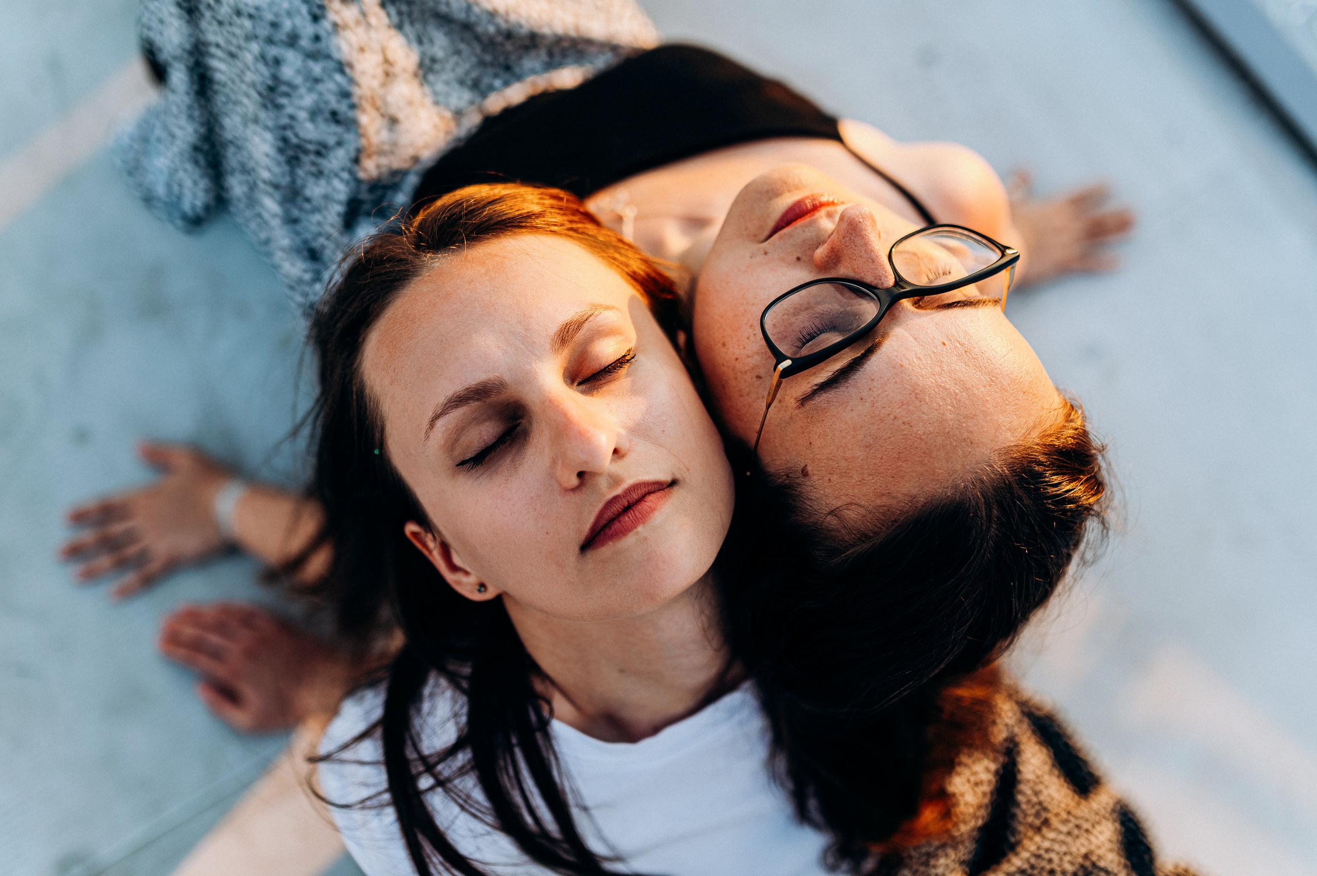 Две подруги крыша СПБ (Таня+Таня). Фотограф ПИТЕР СПБ Надежда Баранова