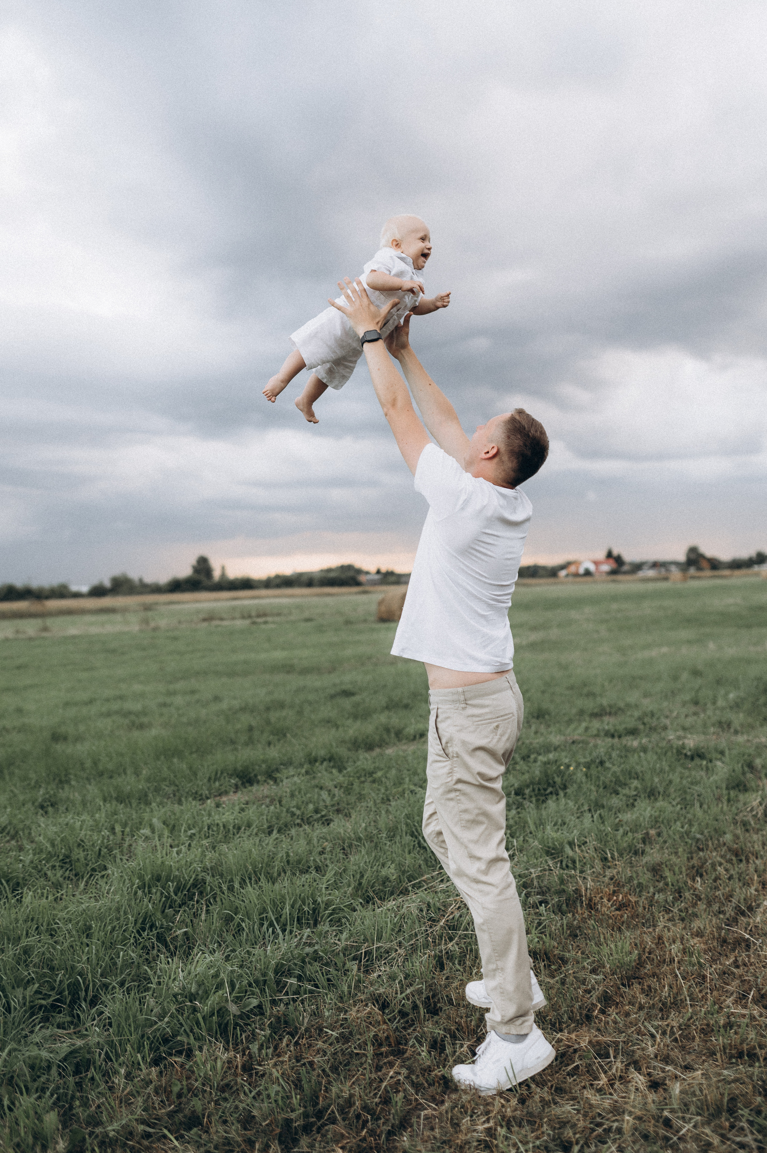 Семейная фотосессия в поле со стогами сена. Фотограф ПИТЕР СПБ Надежда Баранова
