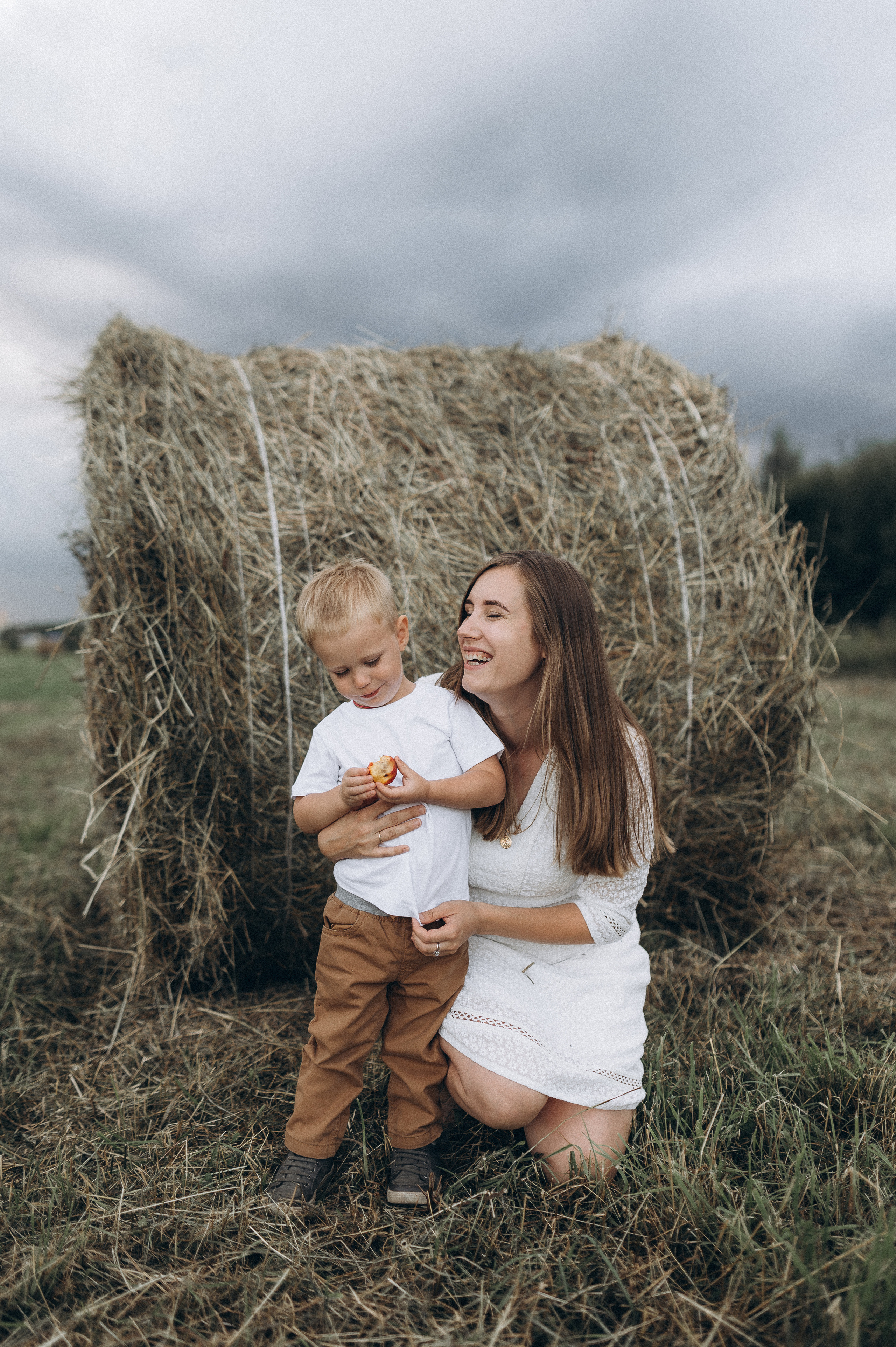 Семейная фотосессия в поле со стогами сена. Фотограф ПИТЕР СПБ Надежда Баранова