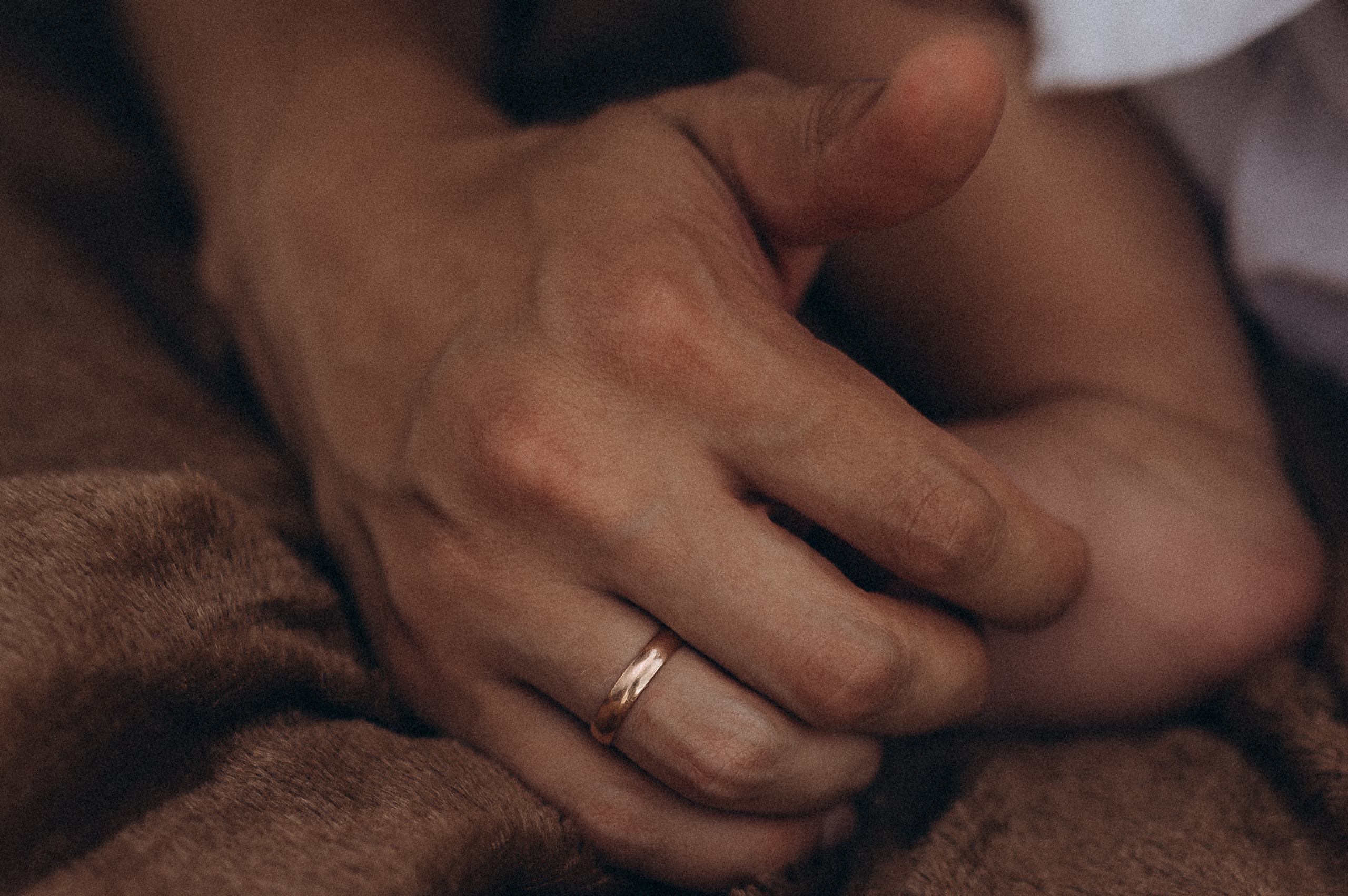 Семейная фотосессия в поле со стогами сена. Фотограф ПИТЕР СПБ Надежда Баранова