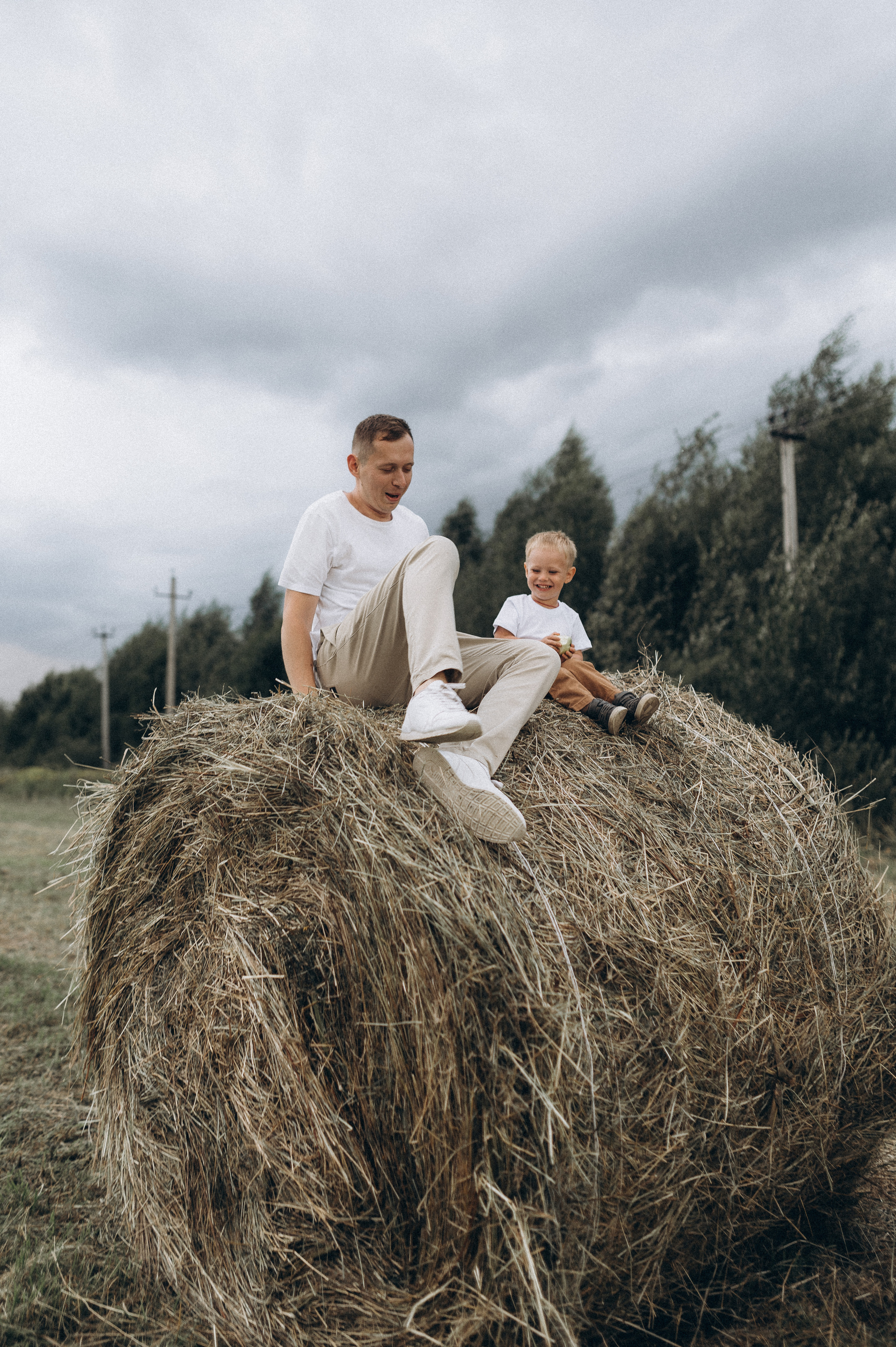 Семейная фотосессия в поле со стогами сена. Фотограф ПИТЕР СПБ Надежда Баранова