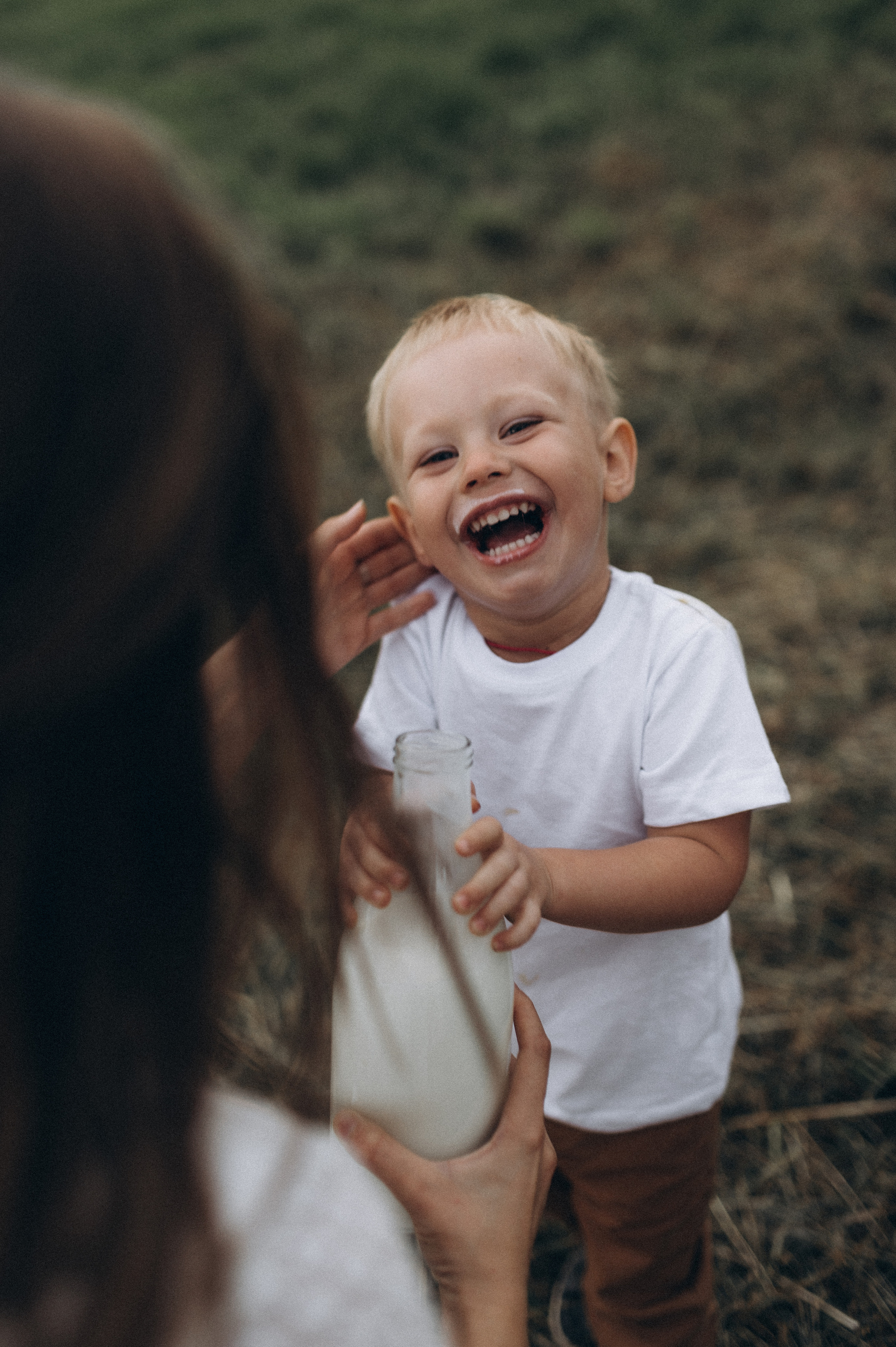 Семейная фотосессия в поле со стогами сена. Фотограф ПИТЕР СПБ Надежда Баранова