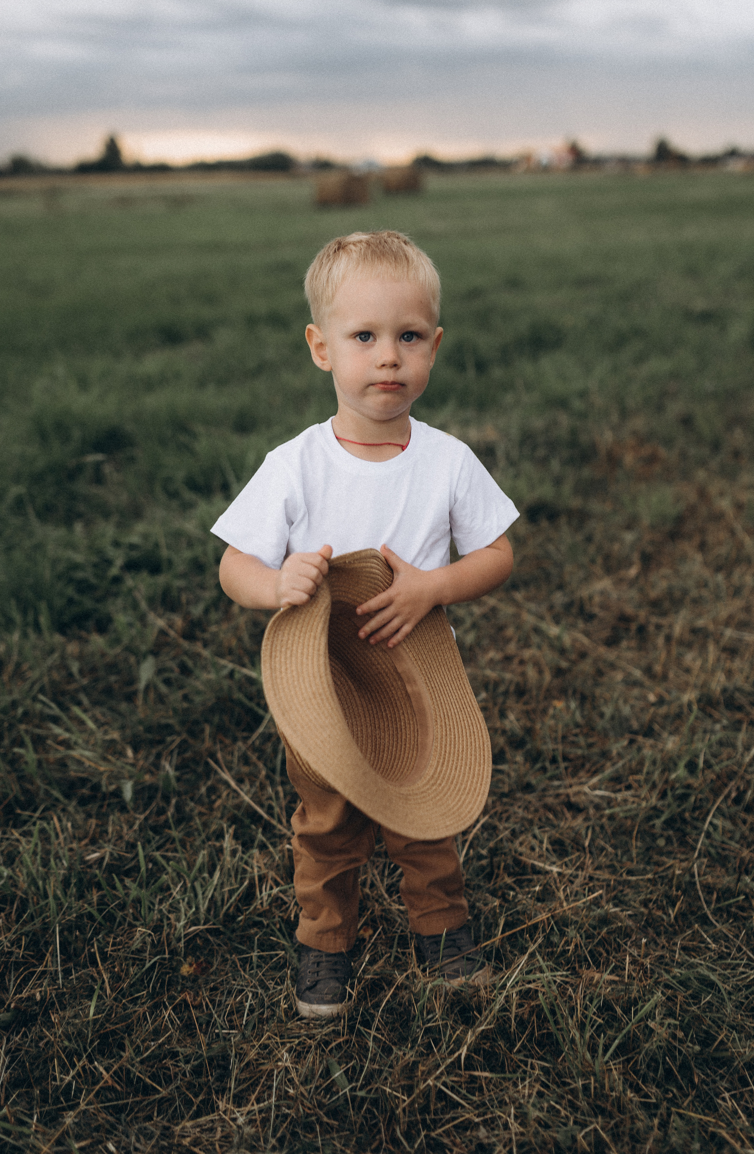 Семейная фотосессия в поле со стогами сена. Фотограф ПИТЕР СПБ Надежда Баранова
