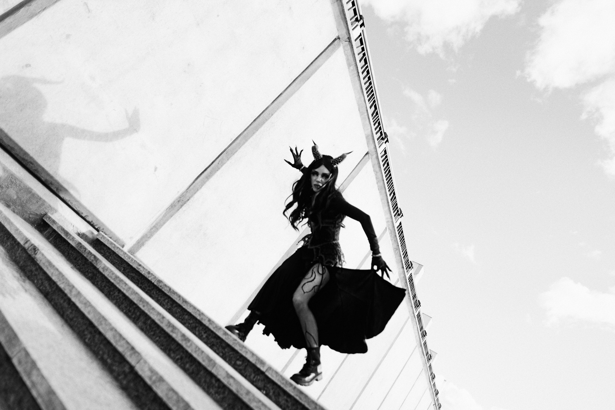 Художественная фотосессия в стиле темного фэнтези, Тюмень. Образ демона Саймары на фоне индустриальной архитектуры