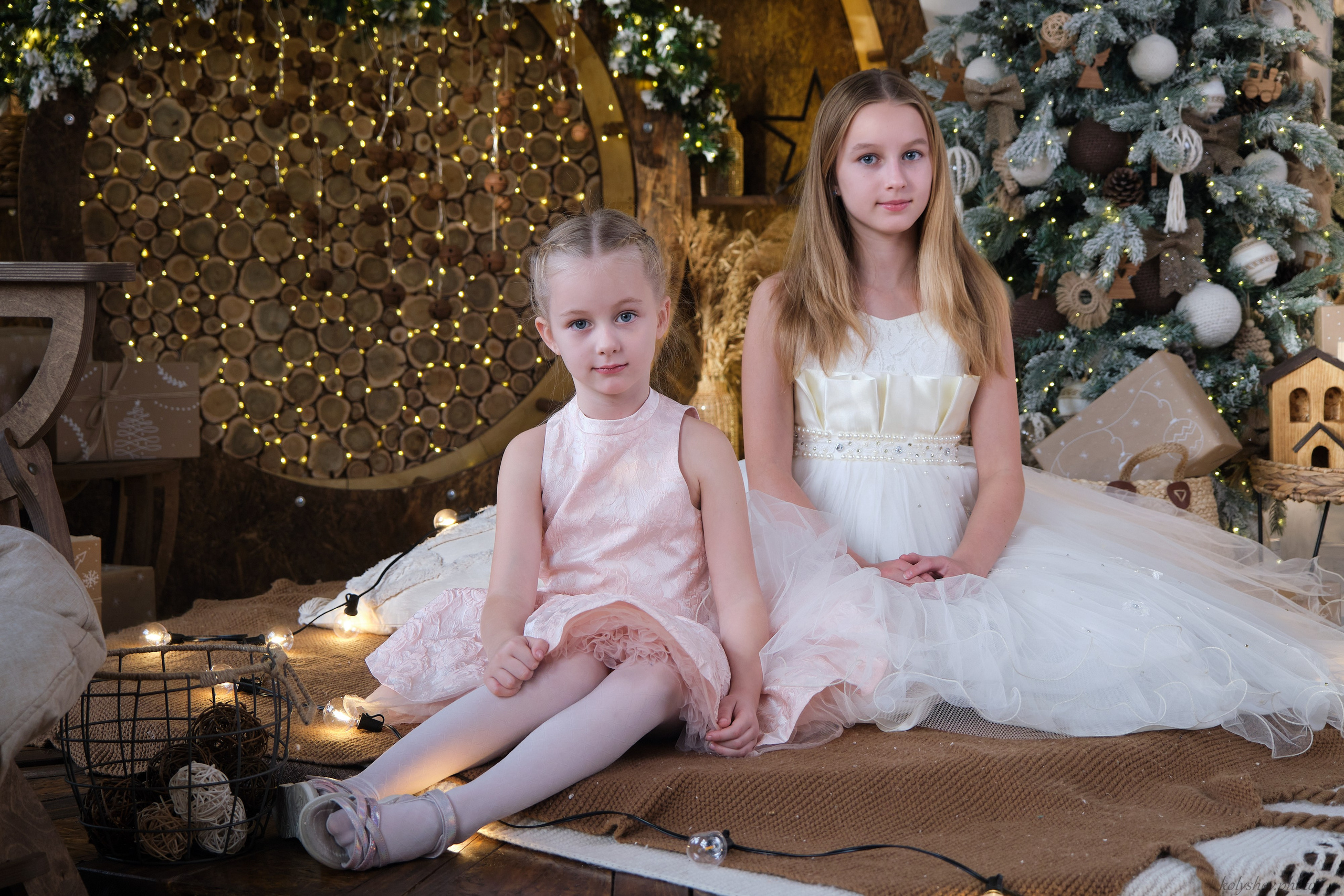 Семейная фотосессия мамы и дочек в студии в Москве фотограф Колышева Виктория. Портретный фотограф на новый год в Москве Виктория Колышева