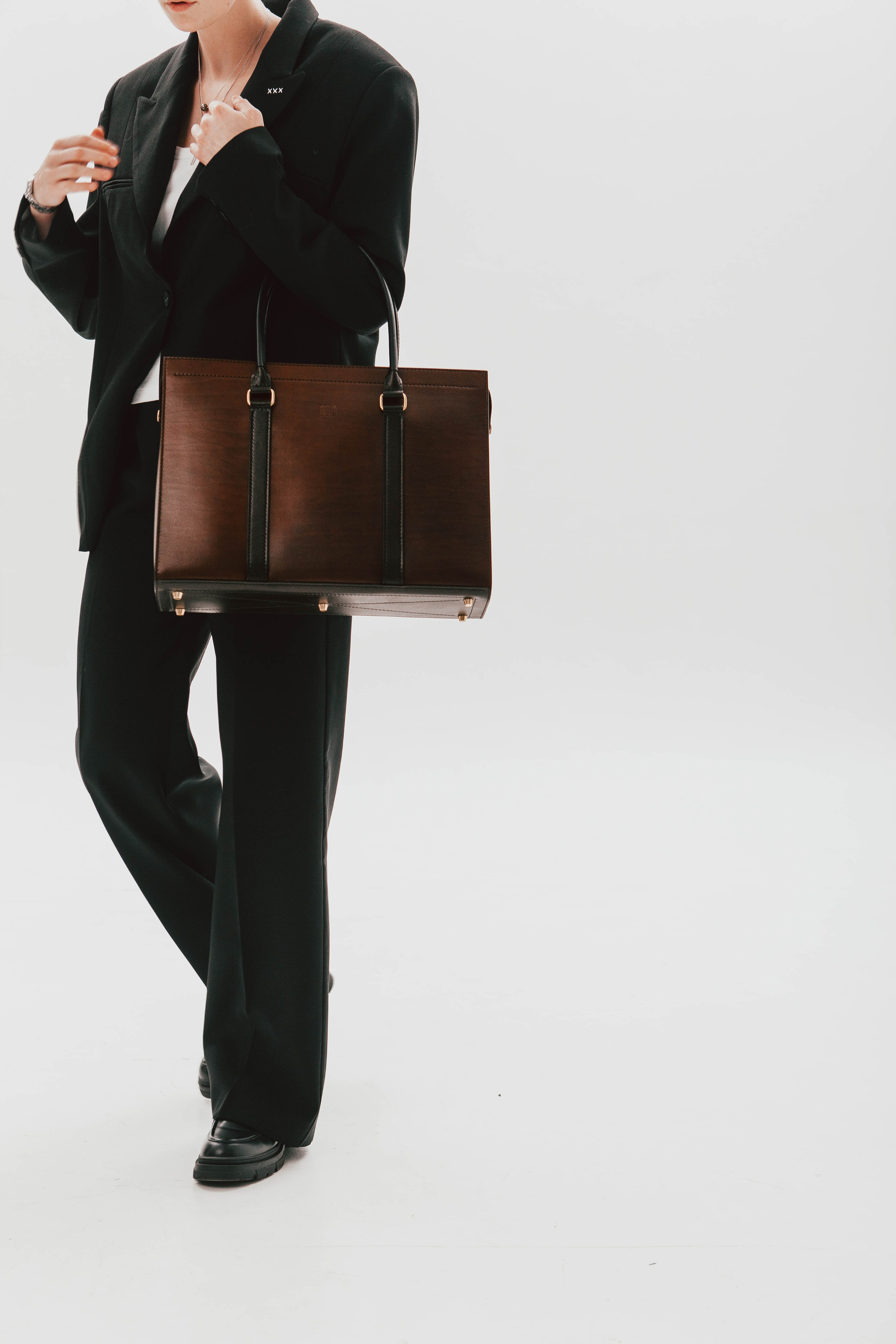 Анна Гречаная и изделие Дана Настаса 💼. Фотограф Ольга Крукле