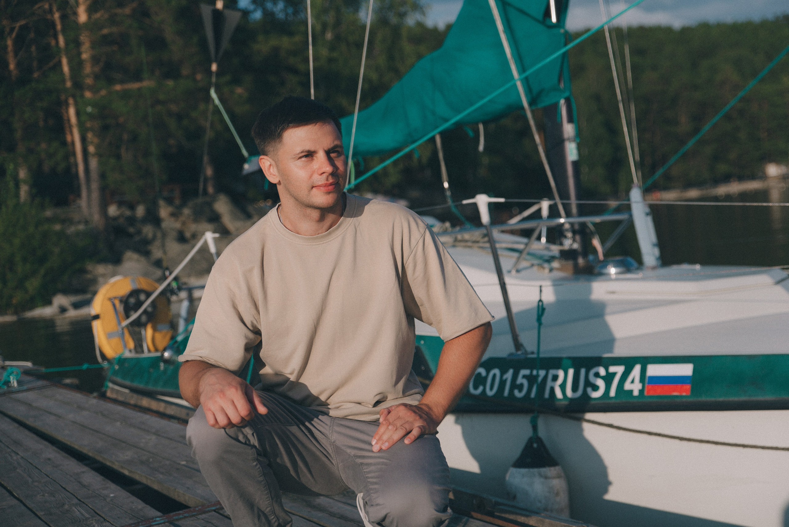 парень у яхты