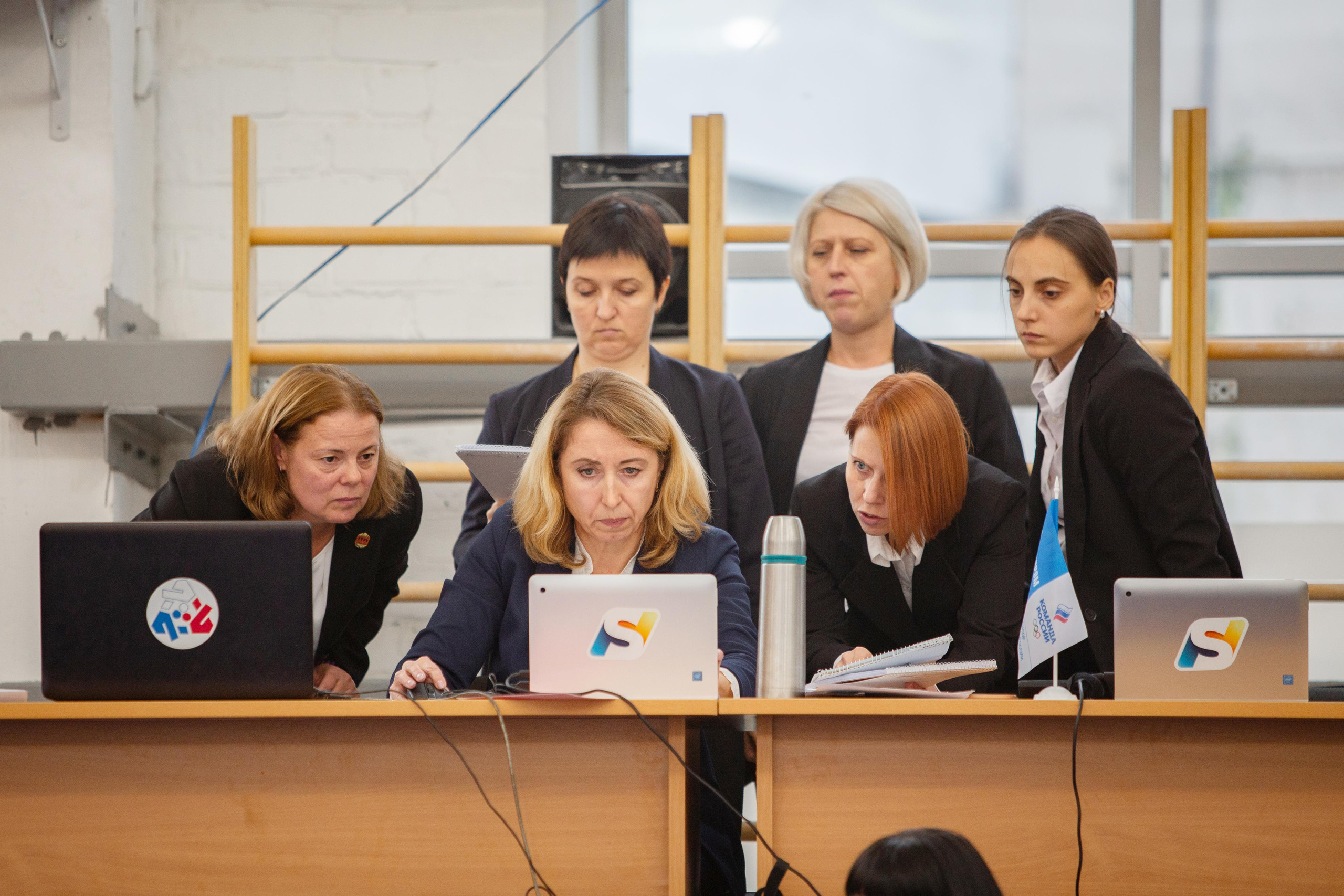 Репортажная съемка. На каждом снимке всегда два человека: фотограф и зритель