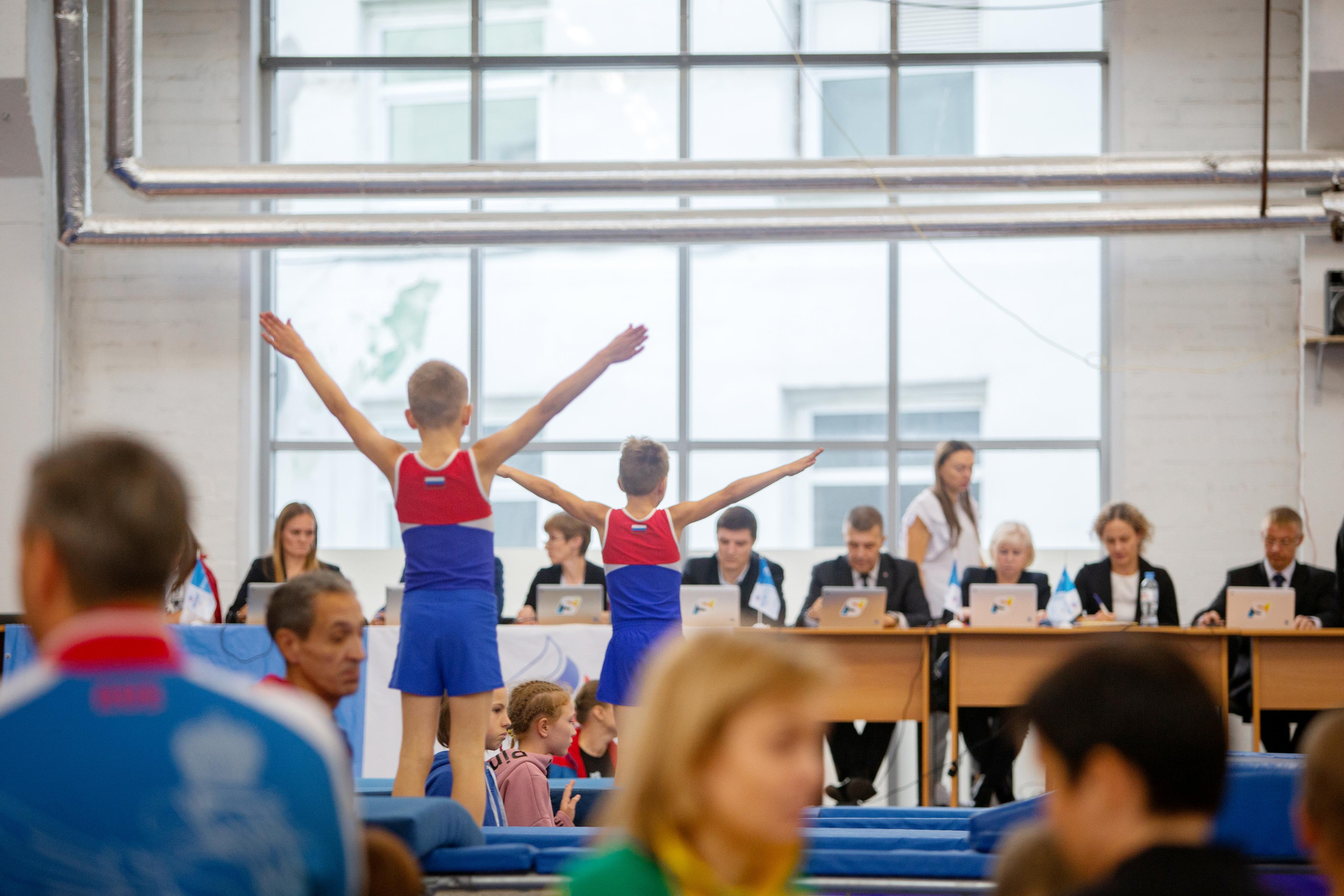 Репортажная съемка. На каждом снимке всегда два человека: фотограф и зритель