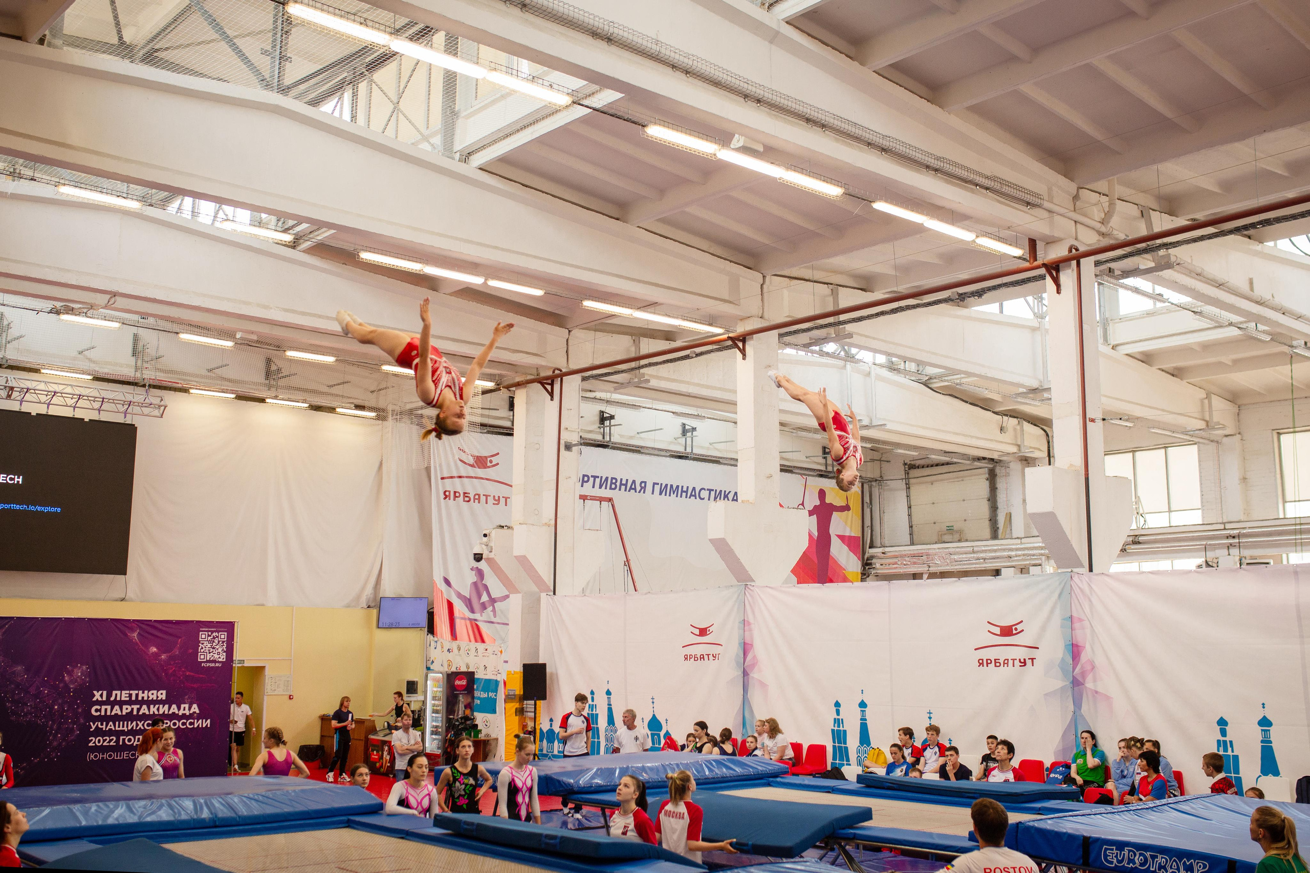 Репортажная съемка. На каждом снимке всегда два человека: фотограф и зритель