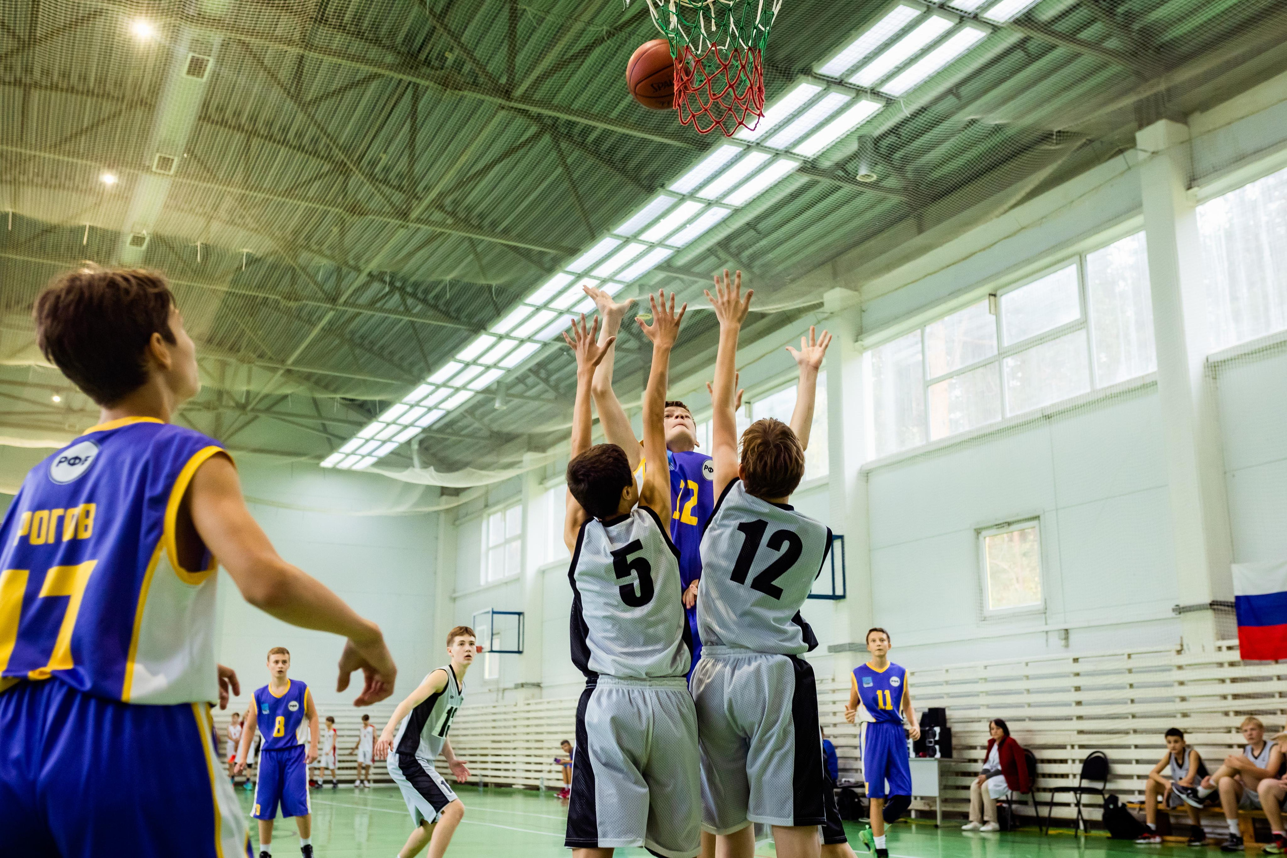 Репортажная съемка. На каждом снимке всегда два человека: фотограф и зритель