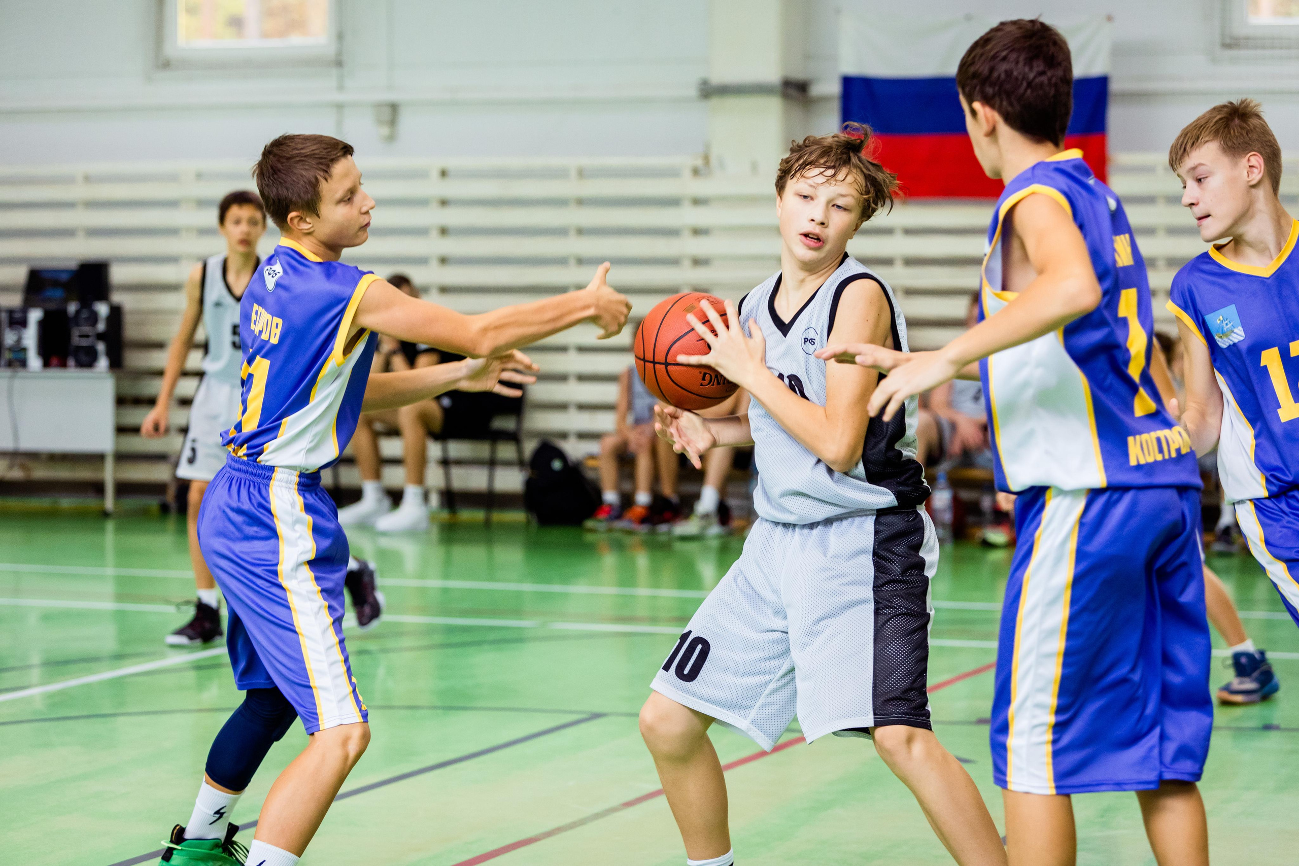 Репортажная съемка. На каждом снимке всегда два человека: фотограф и зритель