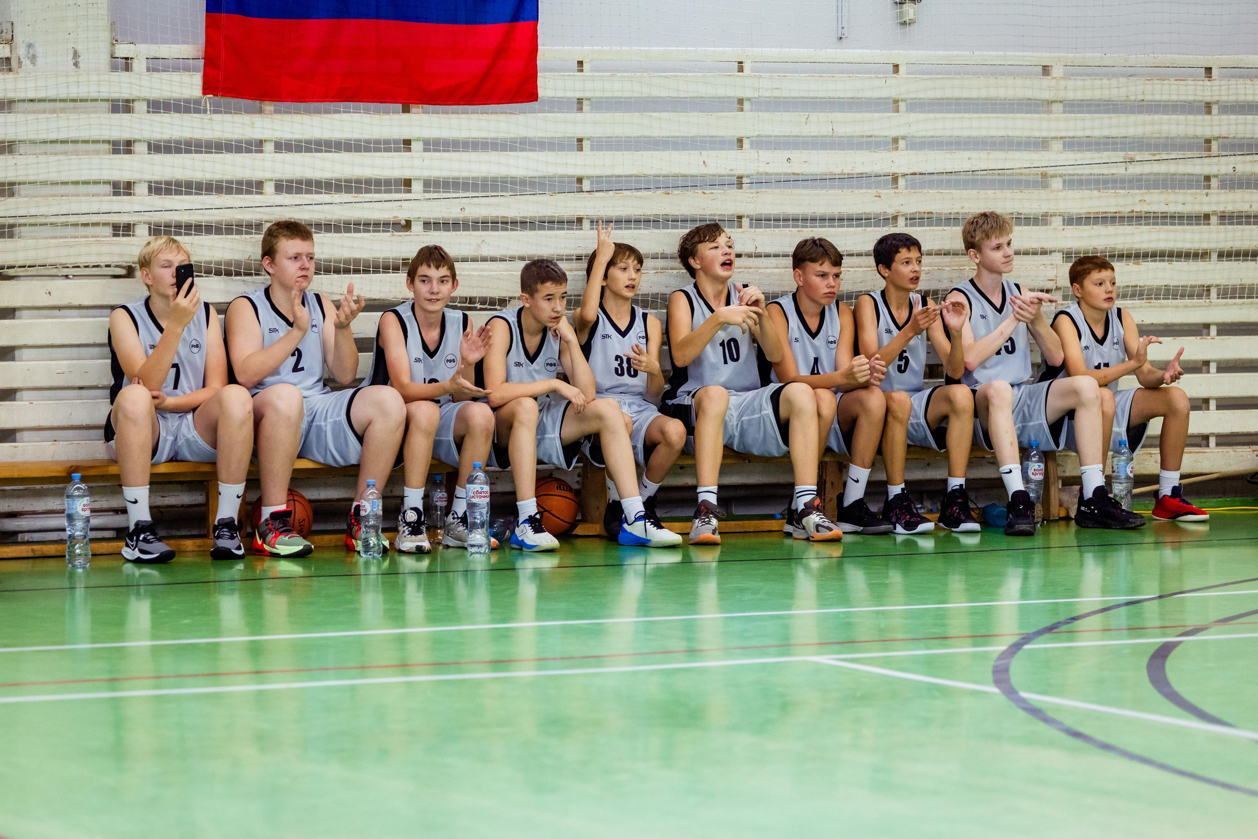 Репортажная съемка. На каждом снимке всегда два человека: фотограф и зритель