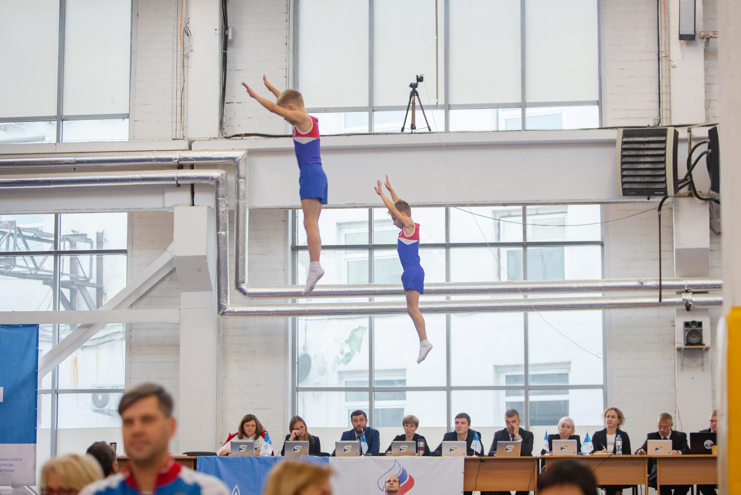 Репортажная съемка. На каждом снимке всегда два человека: фотограф и зритель