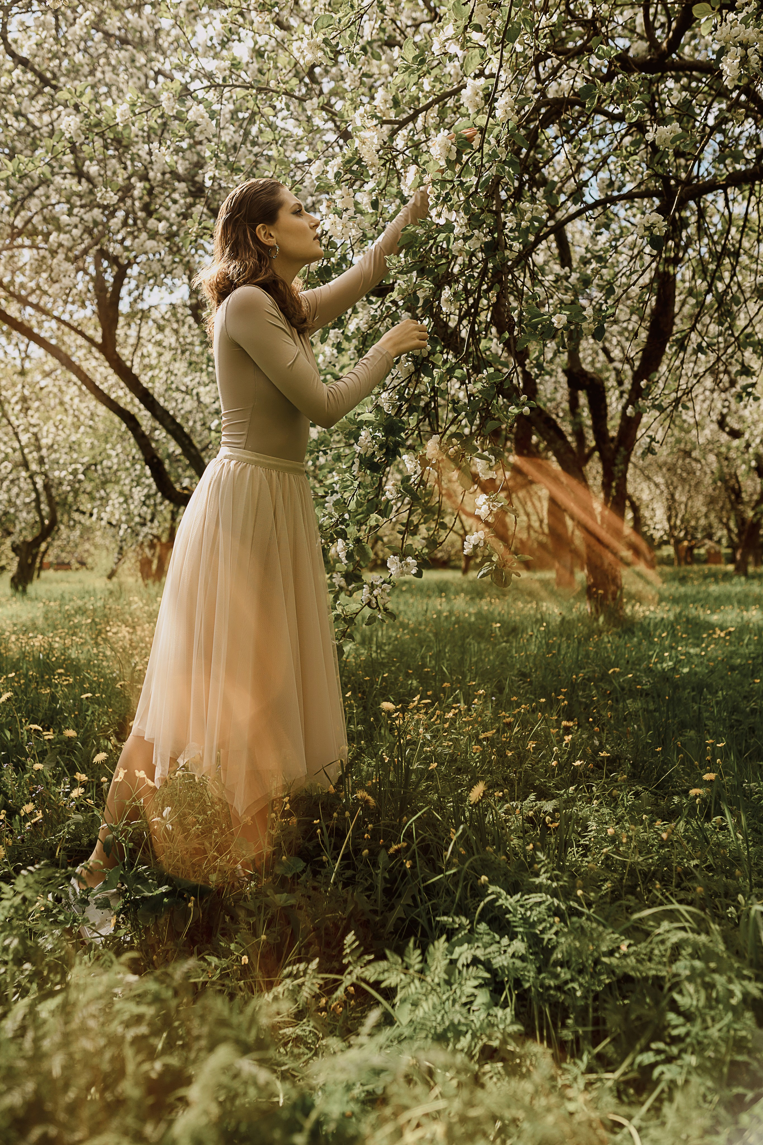 Женская фотосессия в цветущем саду. Семейный и женский фотограф в Москве Надежда Воробьева