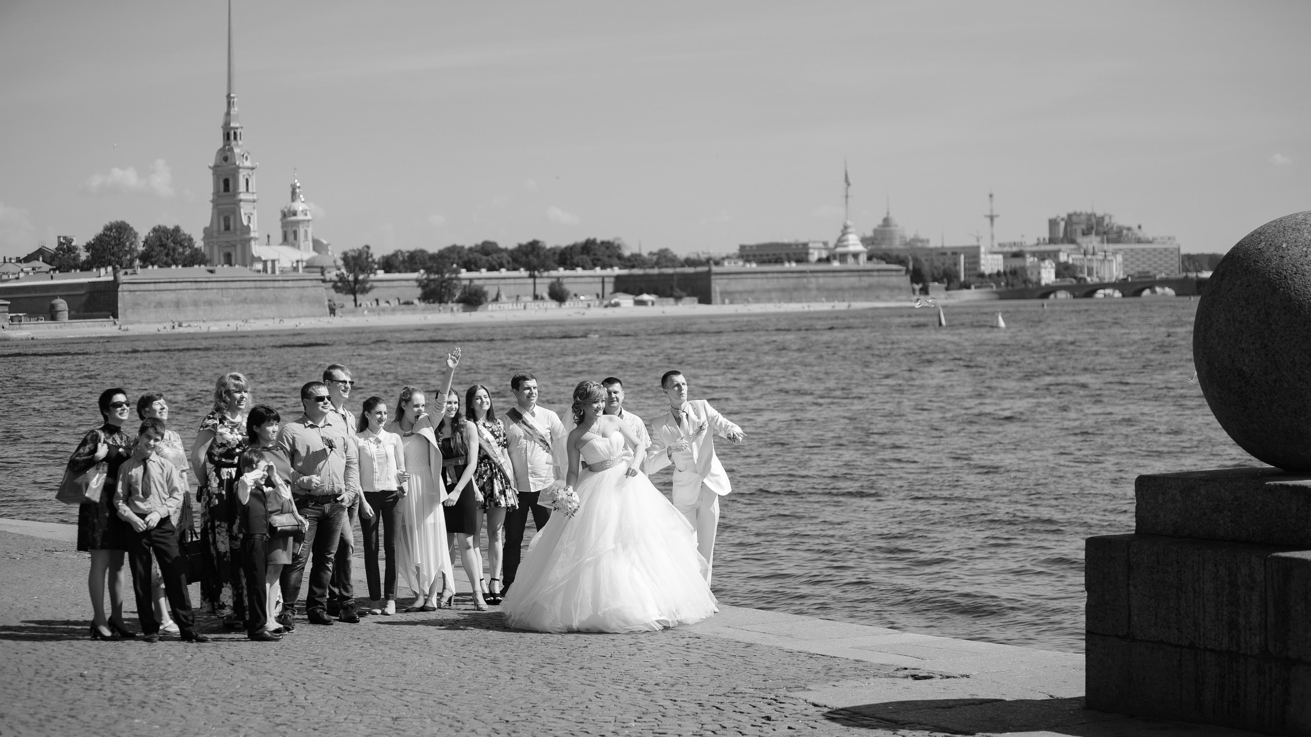Черно белая свадебная фотография в центре Санкт-Петербурга на стрелке васильевского острова.