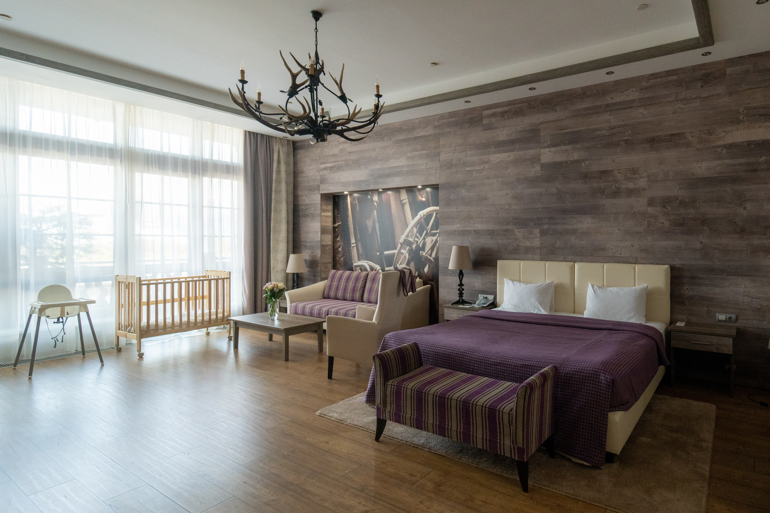 Номер полулюкс в отеле 1389 Газпром Поляна с детскими принадлежностями. Репортажный фотограф в Красной Поляне и Сочи Павлюченко Екатерина