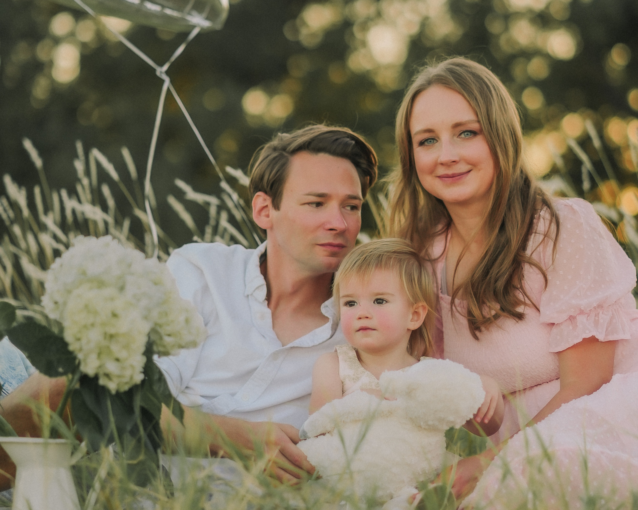 Family snuggles & smiles — cozy family photos