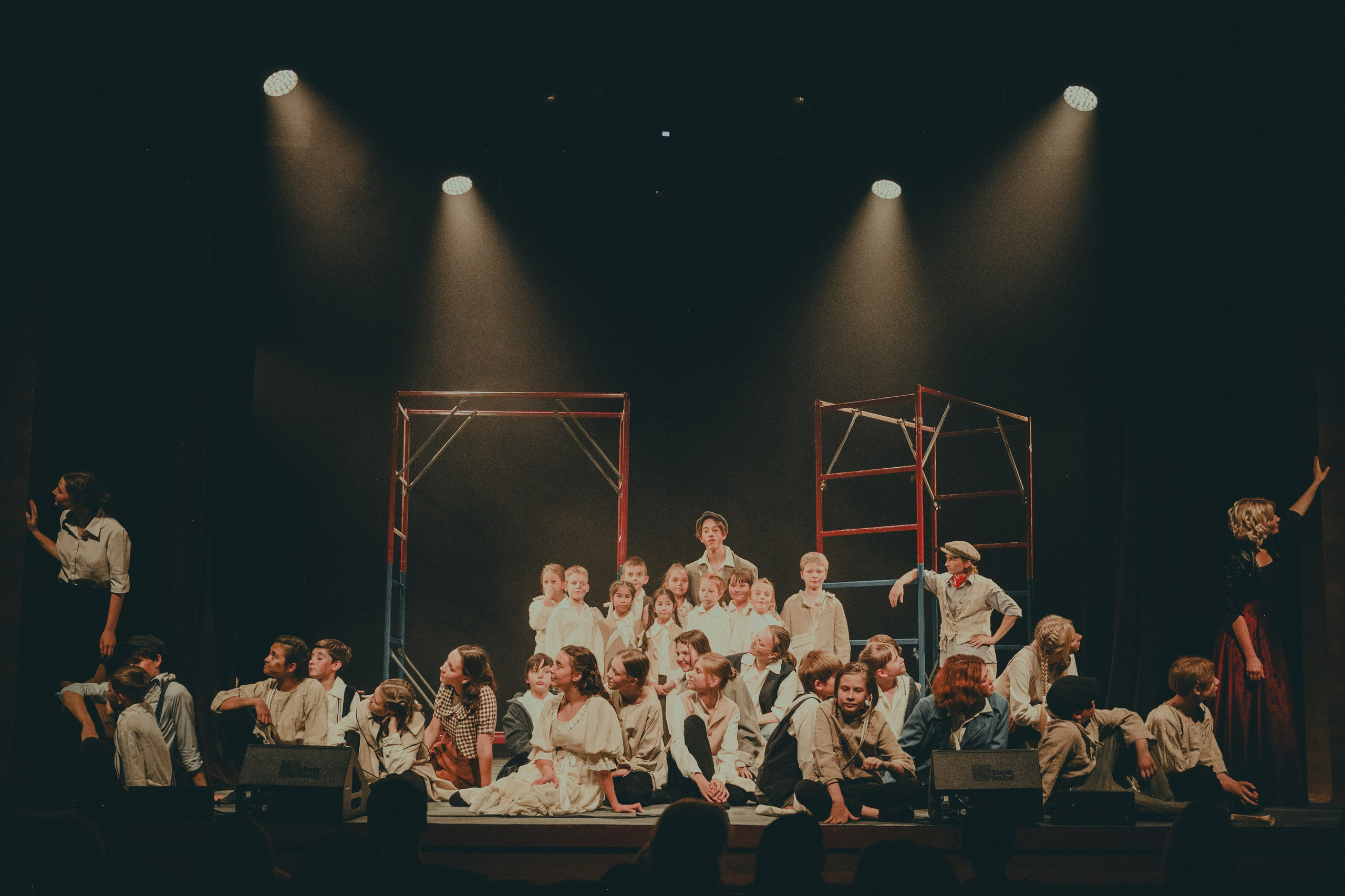 Спектакль «Газетчики». Художник по свету Максим Сергачев