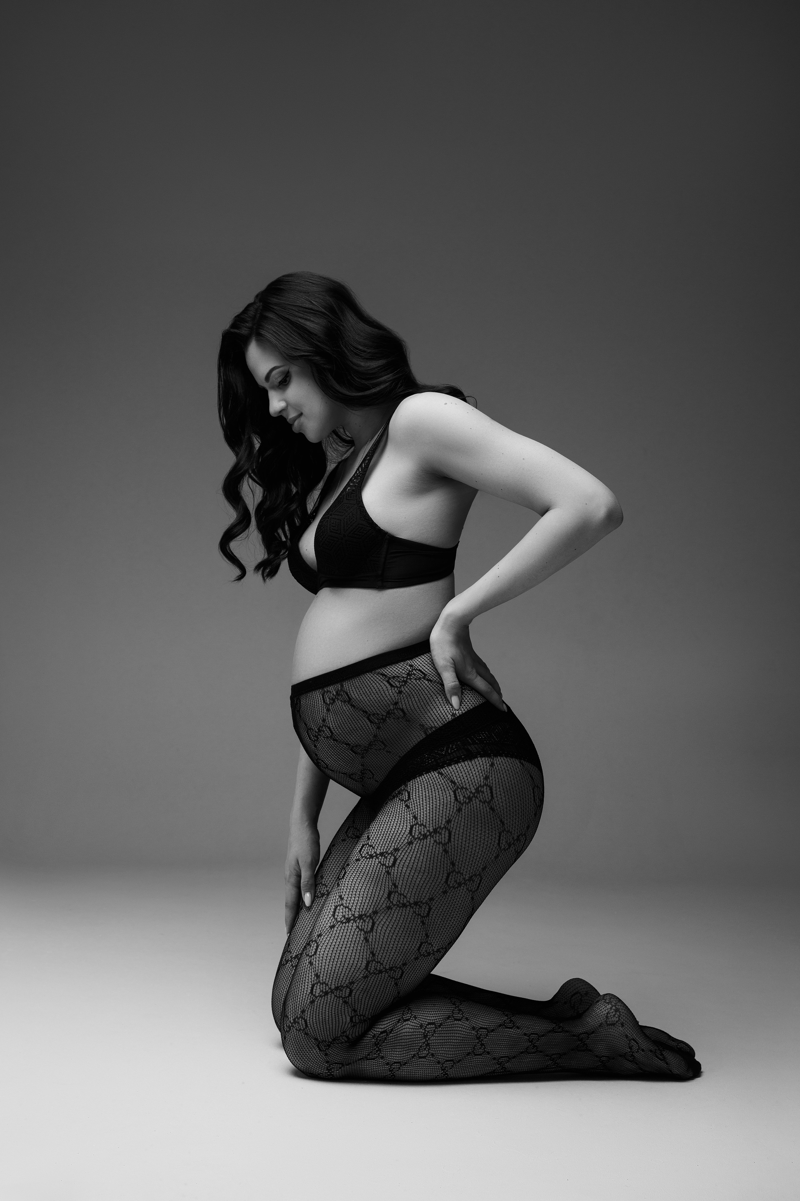 Фотосессия беременности, минимализм, циклорама